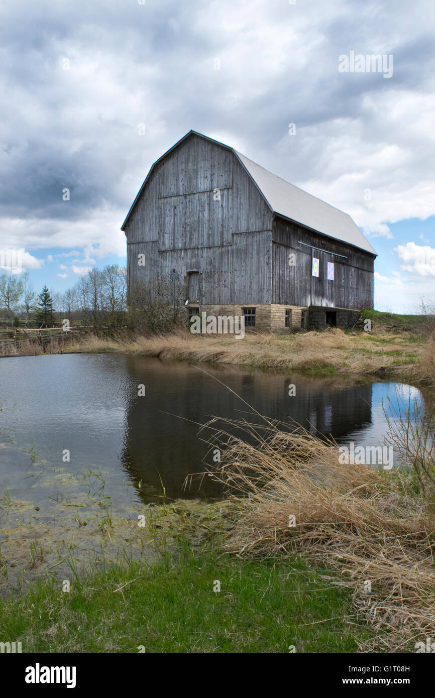 Reflections of a barn in the pond Stock Photo - Alamy