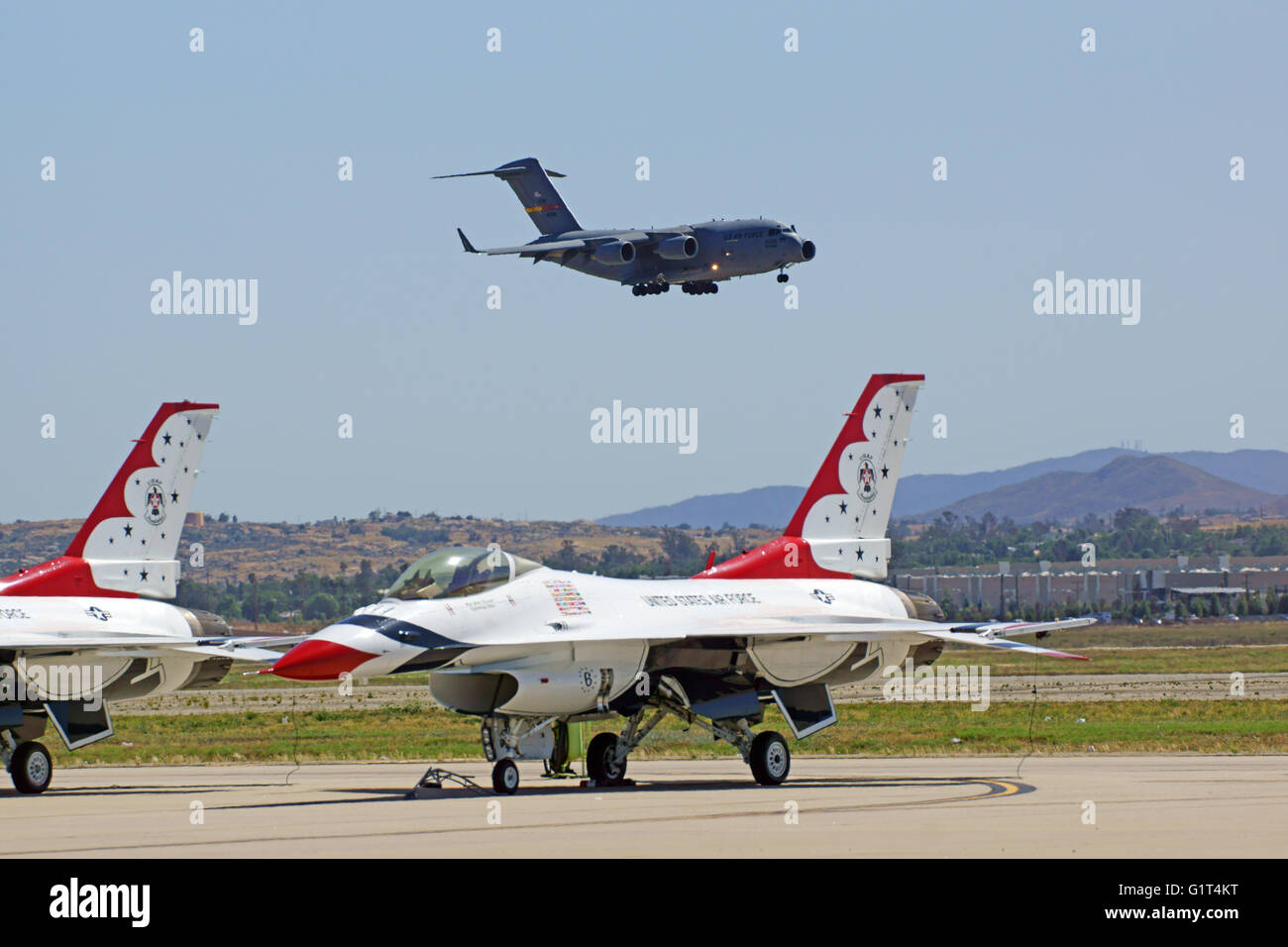 Airplanes USAF Thunderbirds F-16 jet fighter on the runway with a USAF C-17  Globemaster transport aircraft landing Stock Photo - Alamy
