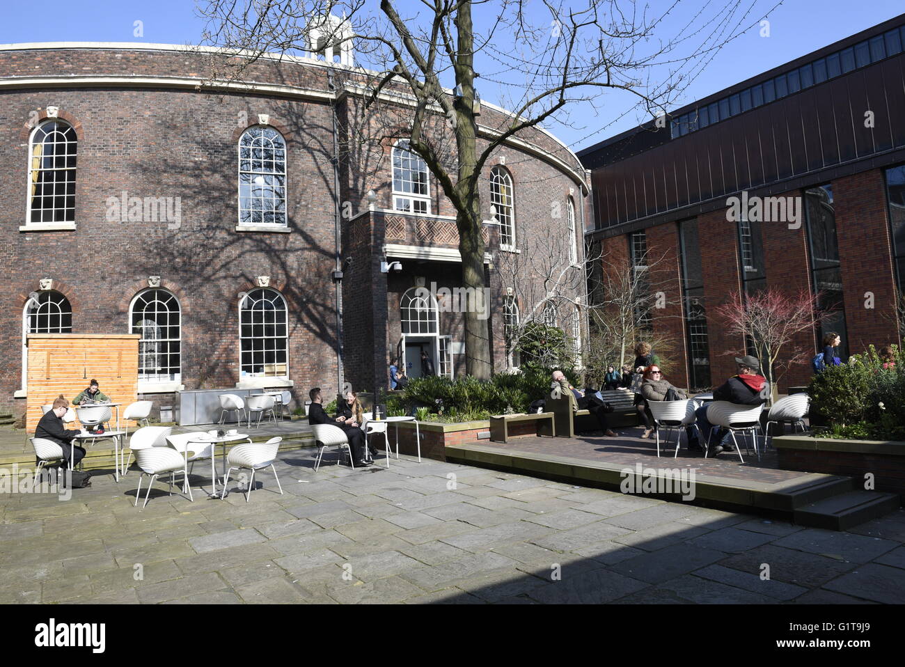 Garden and seating area at the Bluecoat Arts Centre, Bluecoat Chambers, School Lane, Liverpool L1 3BX Stock Photo