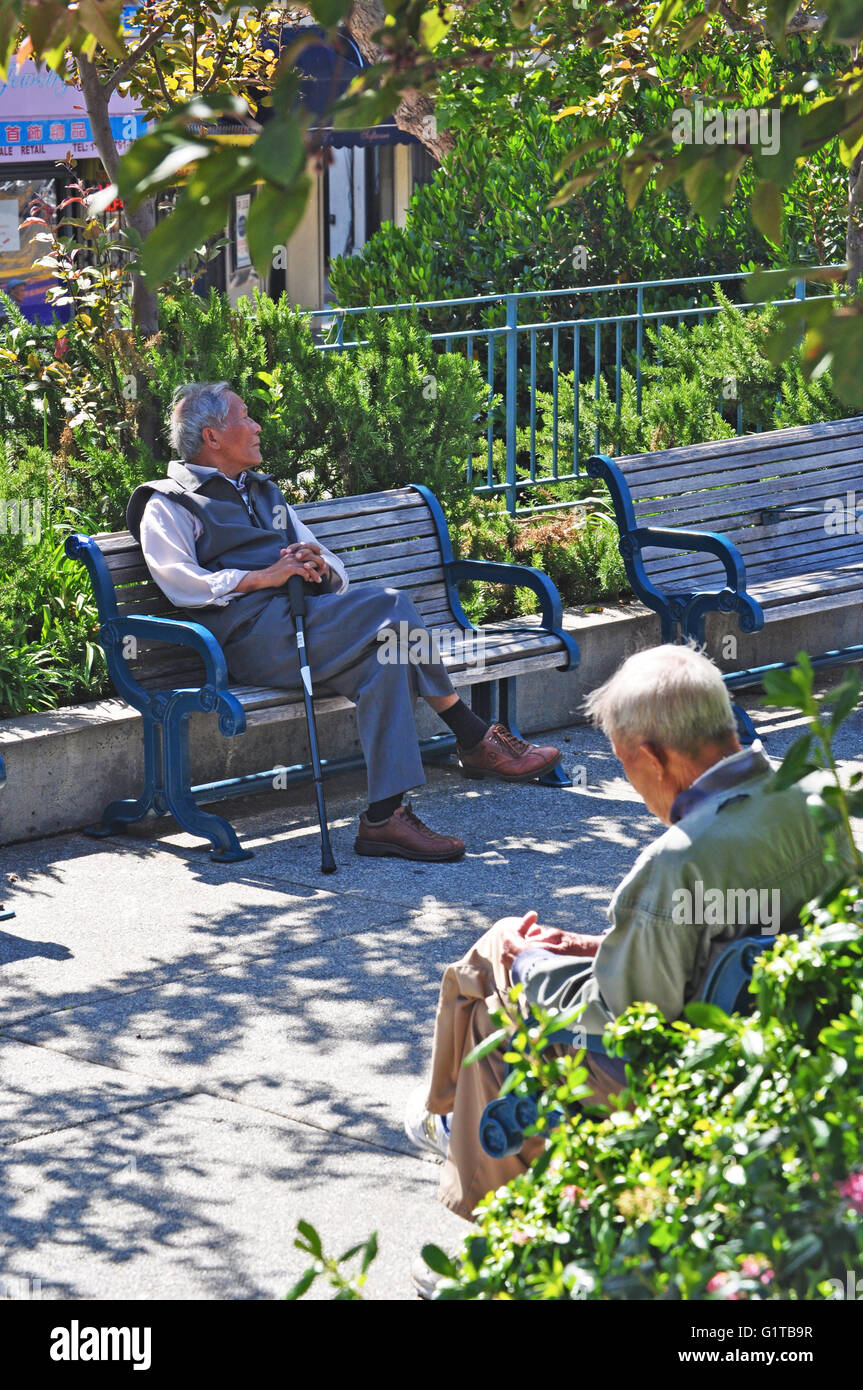 Old men on park bench hi-res stock photography and images - Alamy