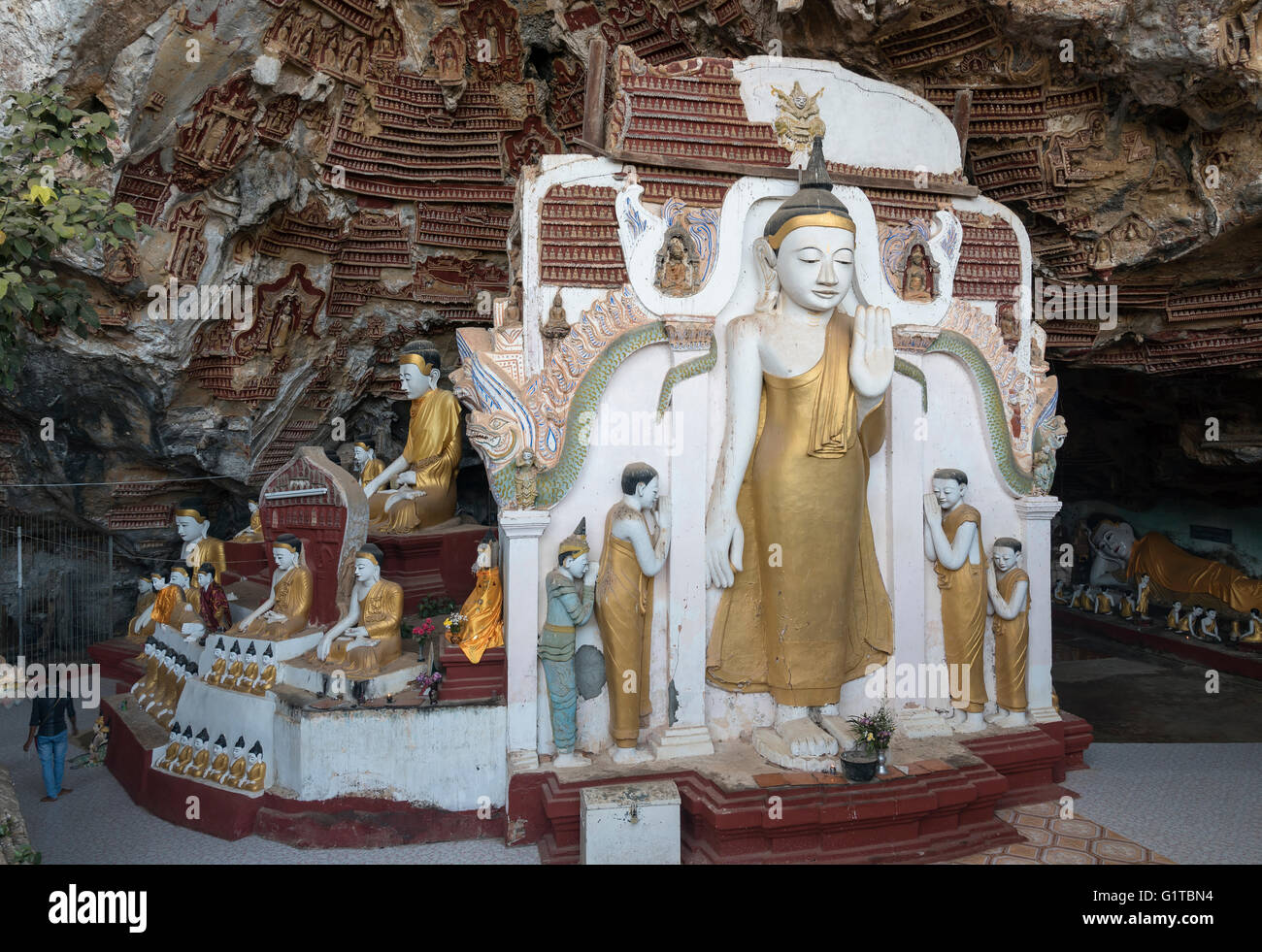 Kaw-goon (or Kawgun) Cave Temple, Mon State, Burma (Myanmar) Stock Photo