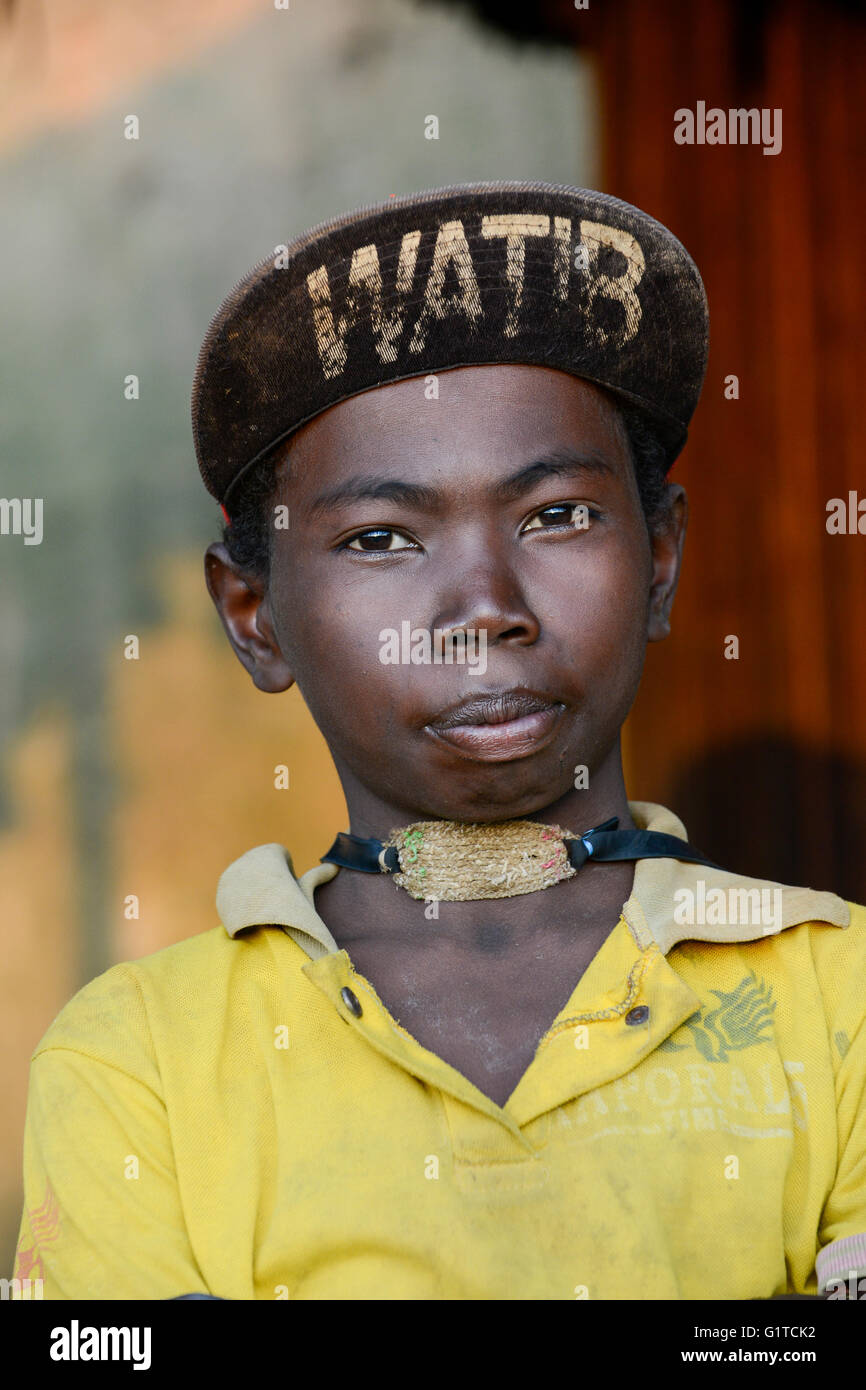 MADAGASCAR Vohilava, young boy with baseball cap WATIB / MADAGASKAR Vohilava, Jugendlicher mit Baseball Cas in einem Dorf am Fluss ANDRANGARANGA Stock Photo