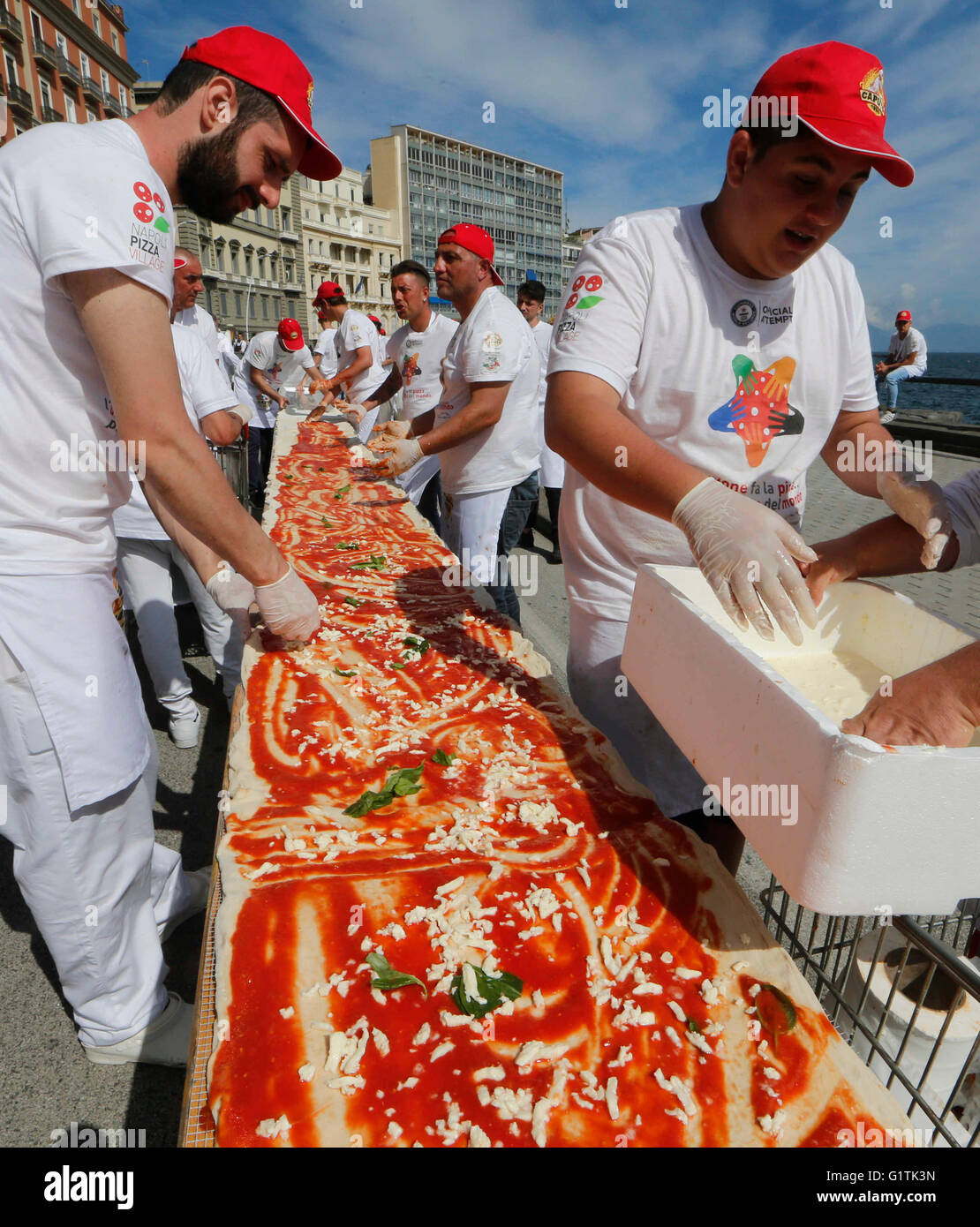 Naples, Italy. 18th May, 2016. Pizza makers attemps to break the world ...