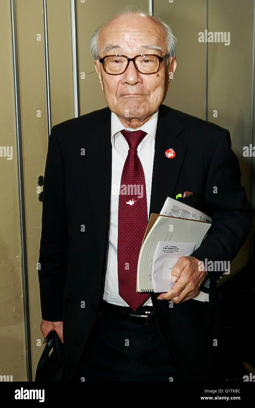 Tokyo, Japan. 19th May, 2016. Terumi Tanaka, Hibakusha and Secretary General of Nihon Hidankyo (Japan Confederation of A- and H-Bomb Sufferers Organisations) attends a press conference at The Foreign Correspondents' Club of Japan on May 19, 2016, Tokyo, Japan. Obama will be visiting Hiroshima on May 27, the final day of the G7 Ise-shima Summit, becoming the first sitting American president to visit the A-bombed city. Credit:  Rodrigo Reyes Marin/AFLO/Alamy Live News Stock Photo