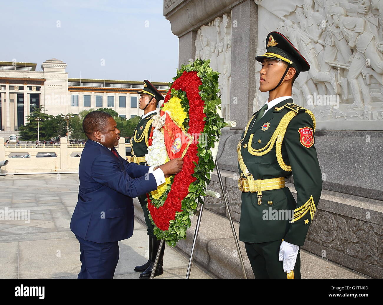 Beijing, China. 19th May, 2016. Mozambican President Filipe Jacinto Nyusi (1st L) lays a wreath to the Monument to the People's Heroes at the Tian'anmen Square in Beijing, capital of China, May 19, 2016. Credit:  Ding Haitao/Xinhua/Alamy Live News Stock Photo