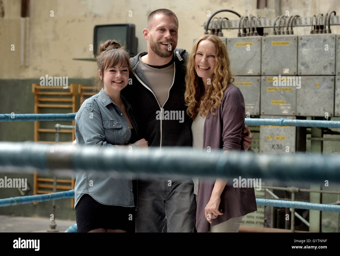 Berlin, Germany. 19th May, 2016. Actors Michelle Barthel (L-R, as Juni Tempel), Ken Duken (as Mark Tempel) and Chiara Schoras (as Sandra Tempel) stand on set during filming of the first self-produced drama series 'Tempel' from ZDFneo in the Rathenau Hallen in Berlin, Germany, 19 May 2016. Photo: RAINER JENSEN/dpa/Alamy Live News Stock Photo