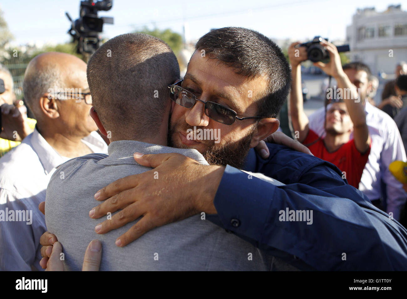 Hebron, West Bank, Palestinian Territory. 19th May, 2016. Palestinian imprisoned journalist, Mohammed al-Qiq hugs his father as he arrives in his village Dura, in southern West Bank after he was released from the Israeli Nafha Prison on May 19, 2016. Mohammed al-Qiq, 33, held by Israel without trial, agreed on February 26, 2016 to end his 94-day hunger strike under a deal for his release in May. Mohammed al-Qiq was released near the Jewish settlement of Beit Hagai, at the southern entrance to the occupied West Bank city of Hebron near his village (Credit Image: © Wisam Hashlamoun/APA Images v Stock Photo