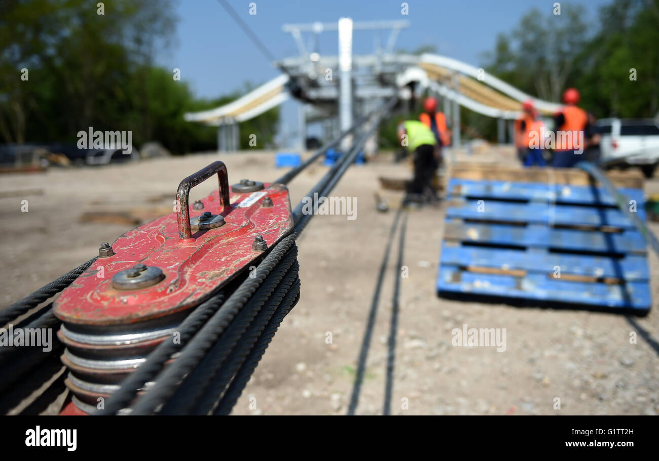 Workers splice the control wire for the cable car at the construction site for the International Garden Show (IGA) in Berlin, Germany, 18 May 2916. Starting spring 2017, gondolas will ride along the 1.5km-long route at a height of 30 meters. Photo: Britta Pedersen/dpa Stock Photo