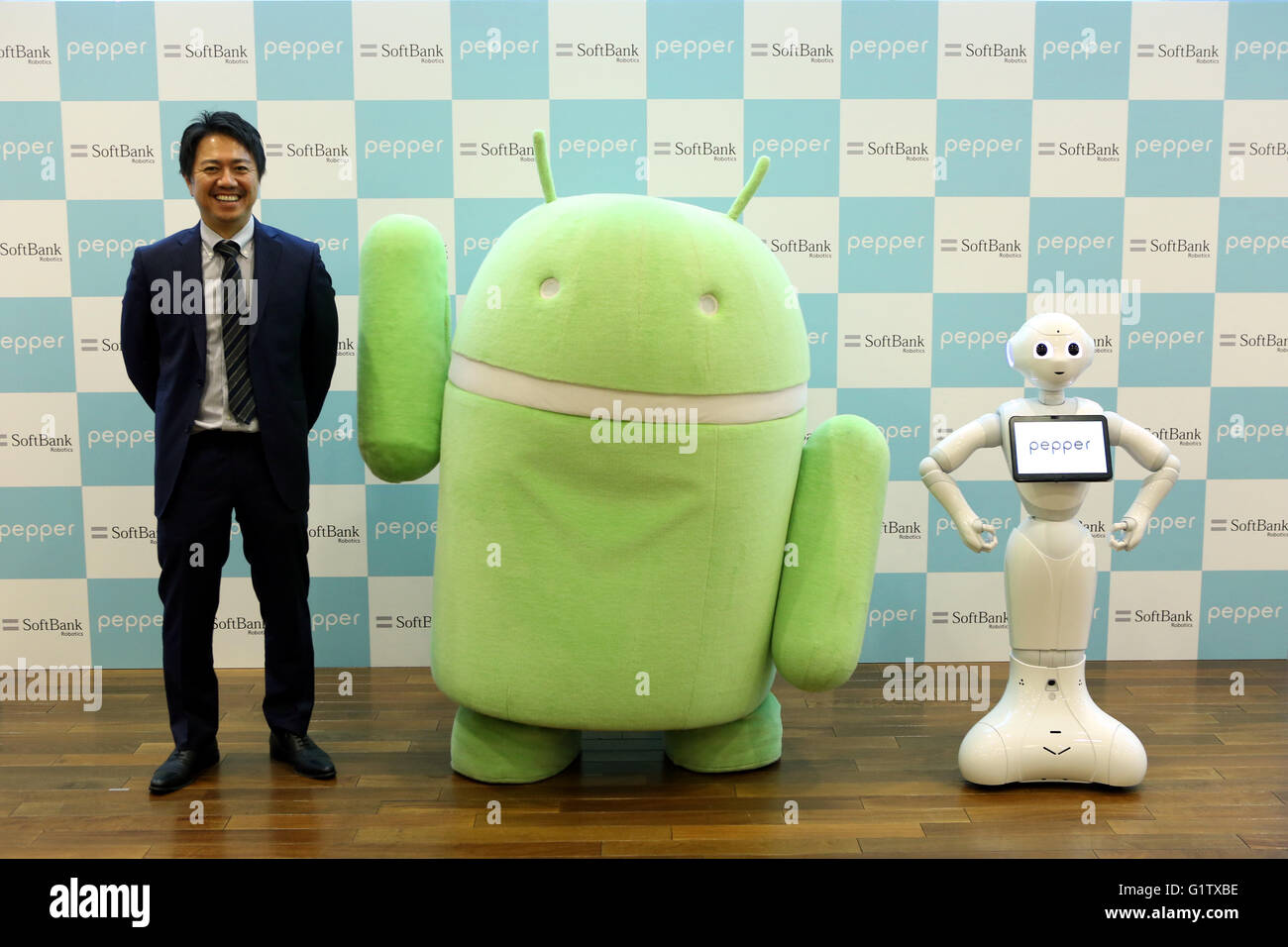 Thursday. 19th May, 2016. SoftBank's humanoid robot Pepper, right, poses  with Google's Android mascot and Softbank Robotics president Fumihide  Tomizawa during a press event in Tokyo, Japan on Thursday, May 19, 2016.
