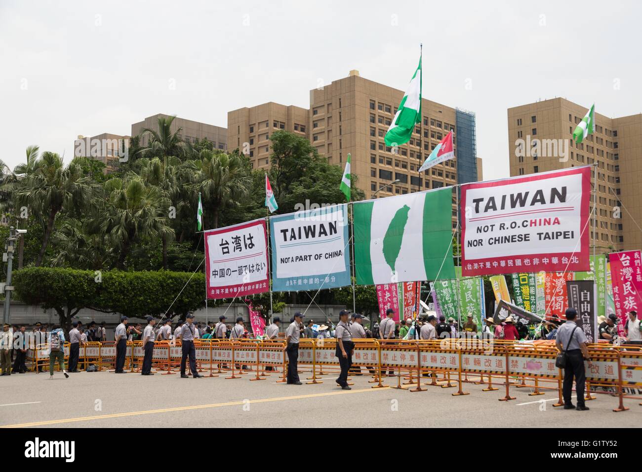 Taipei, Taipei, Taiwan. 20th May, 2016. Independence activists display ...