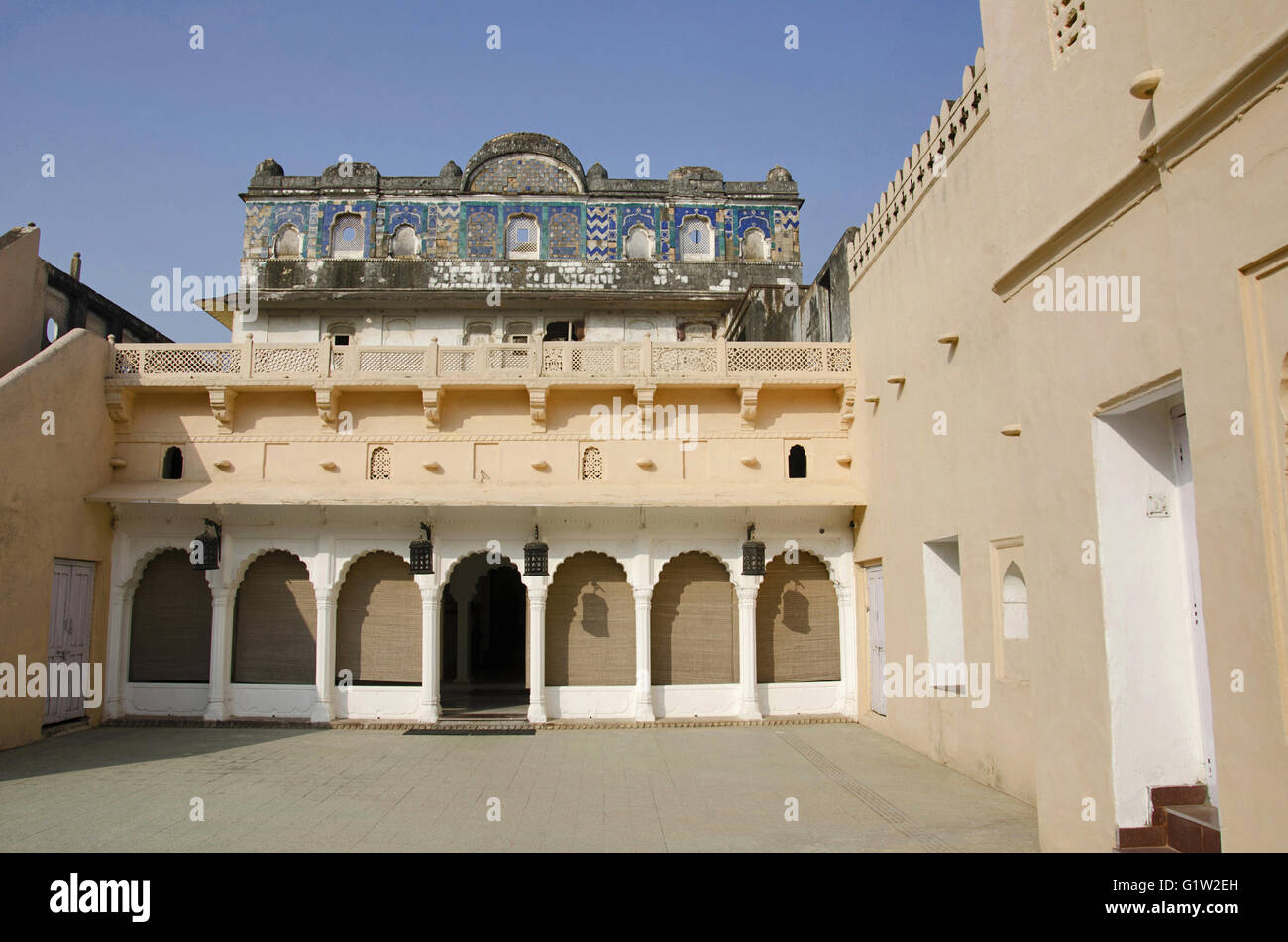 Partial view of Sheesh Mahal, now converted into a hotel, flanked on either side by the Raja Mahal and the Jahangir Mahal. Betwa Stock Photo
