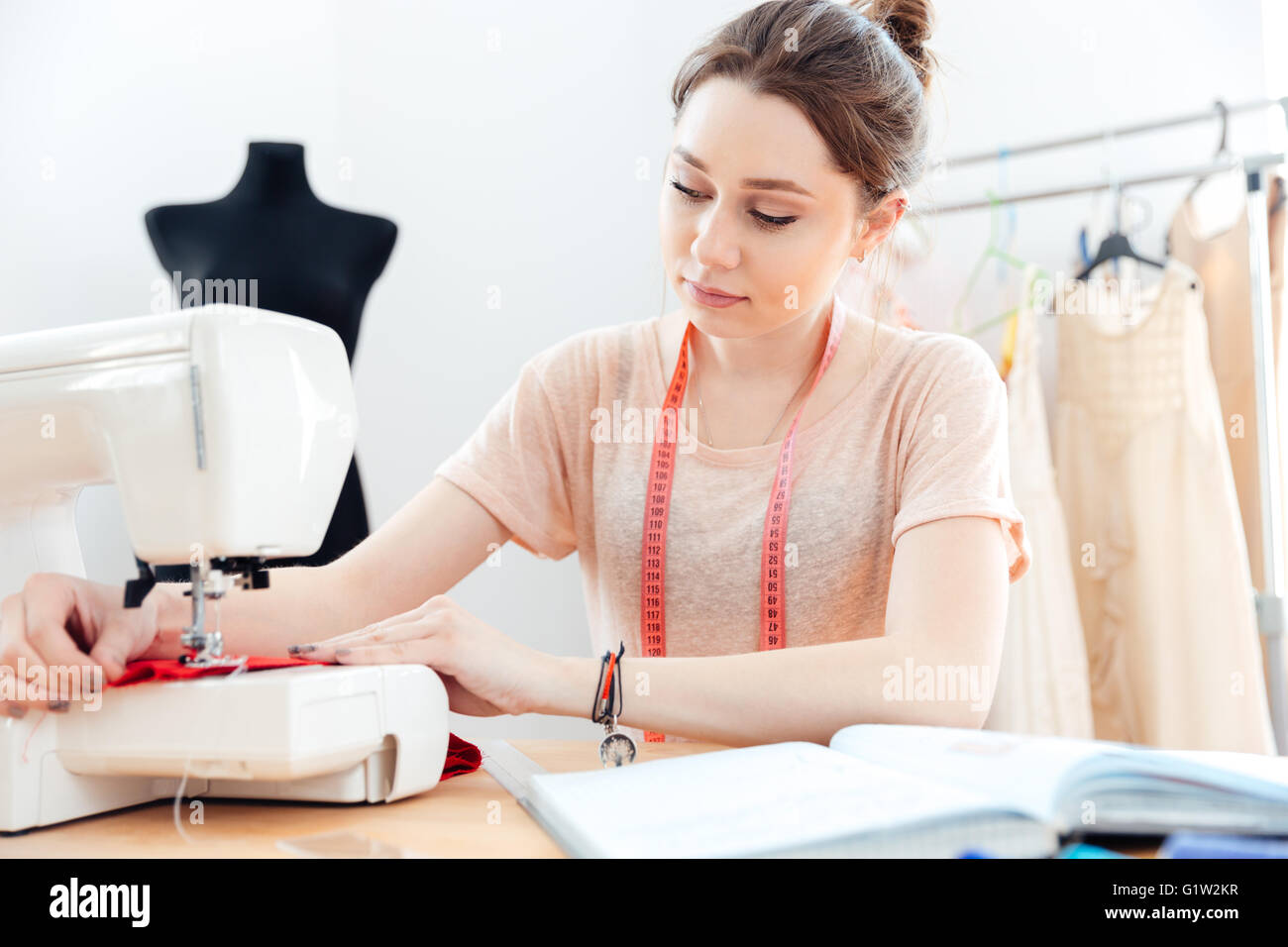 Рукоделие для женщин. Швеи. Швея за машинкой. Costurar. Шью порю.