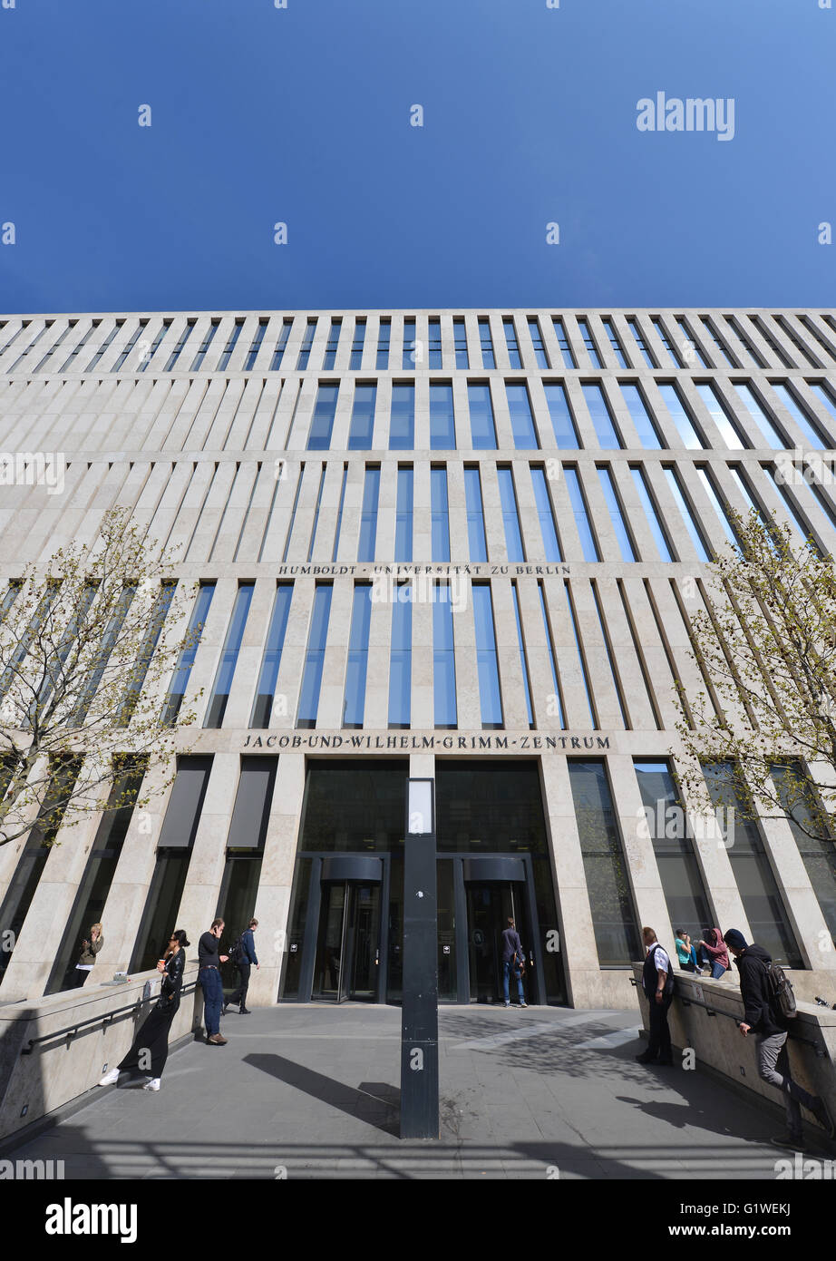 JacobundWilhelmGrimmZentrum, GeschwisterSchollStrasse, Mitte