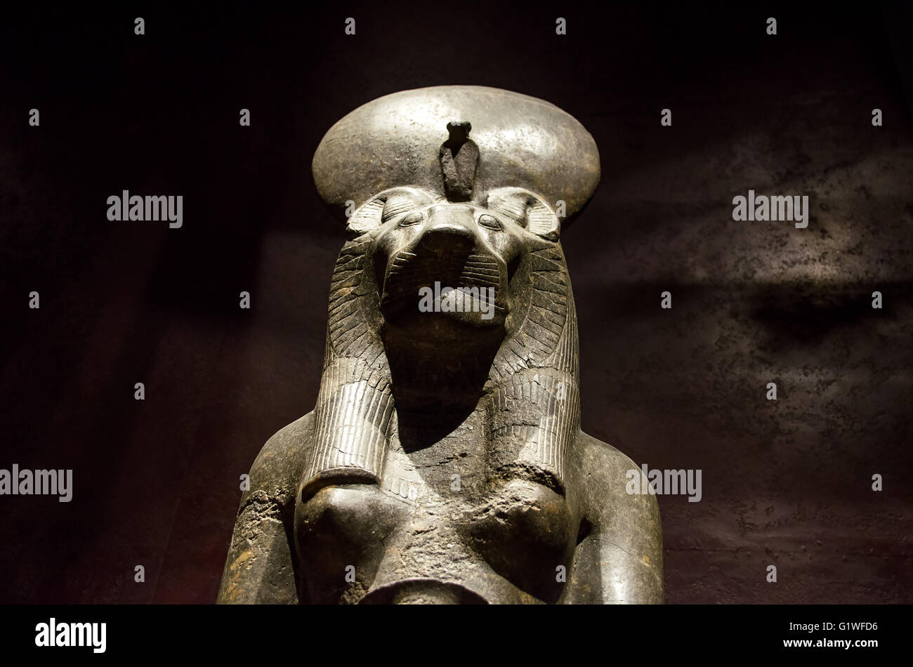 Statue of dog hires stock photography and images Alamy