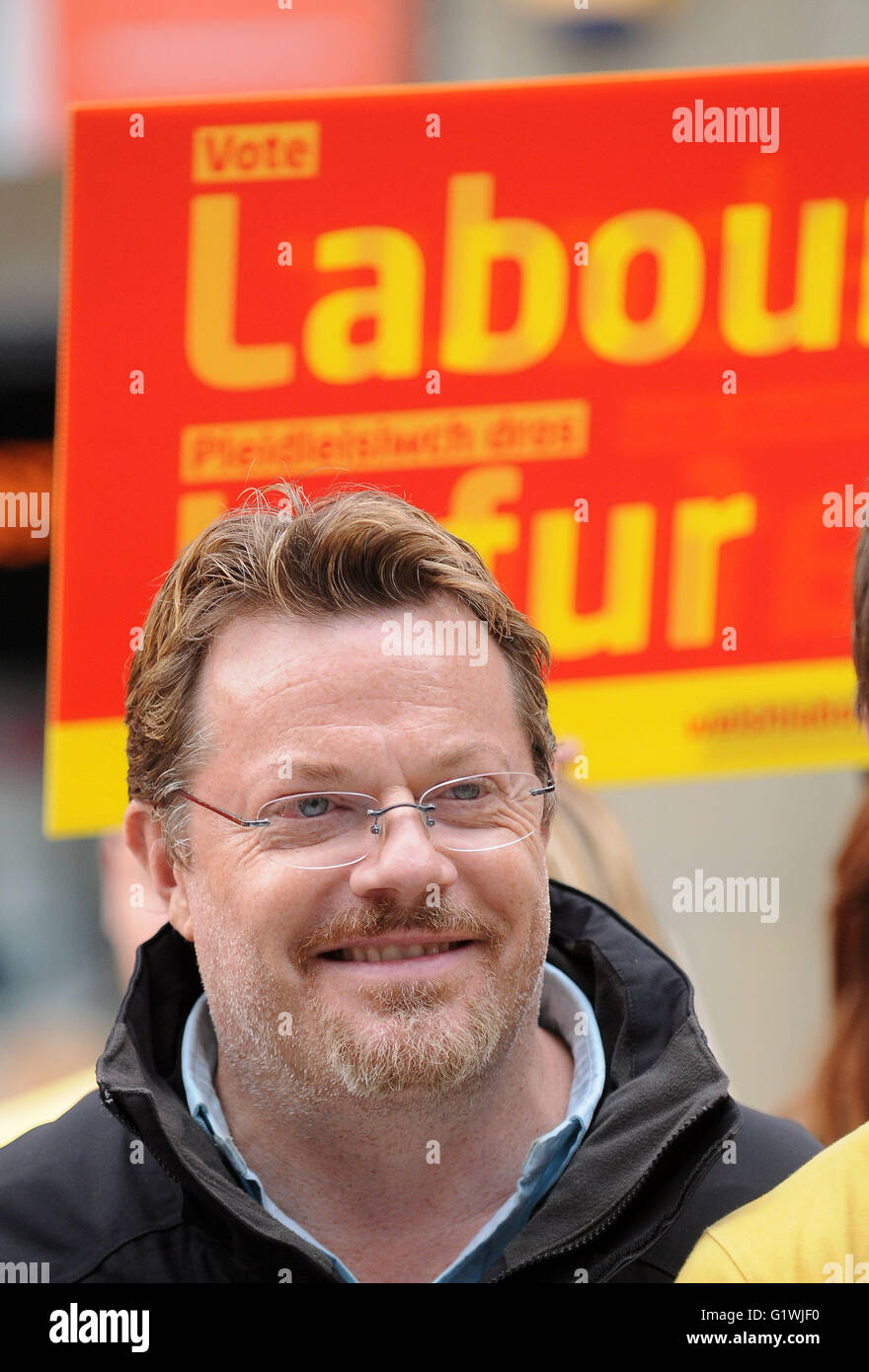 Eddie Izzard, who backs the remain in Europe campaign, campaigning for Labour in Cardiff, Wales. Stock Photo