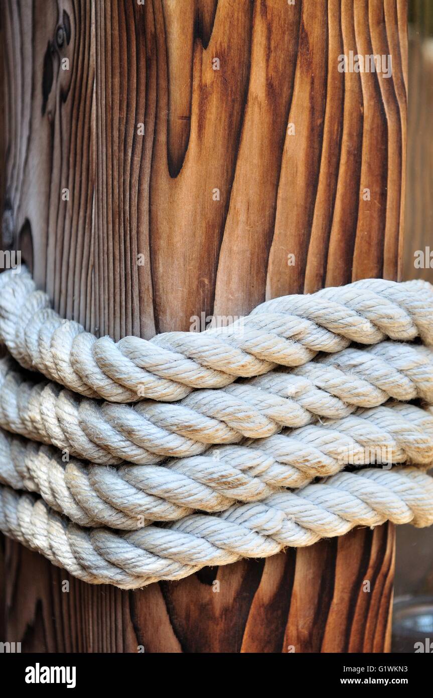 Rope around wood hi-res stock photography and images - Alamy