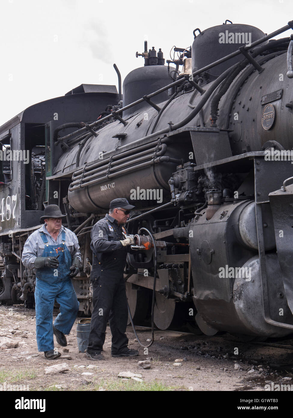 Fireman and Engineer grease locomotive 487 at Sublette, New Mexico ...