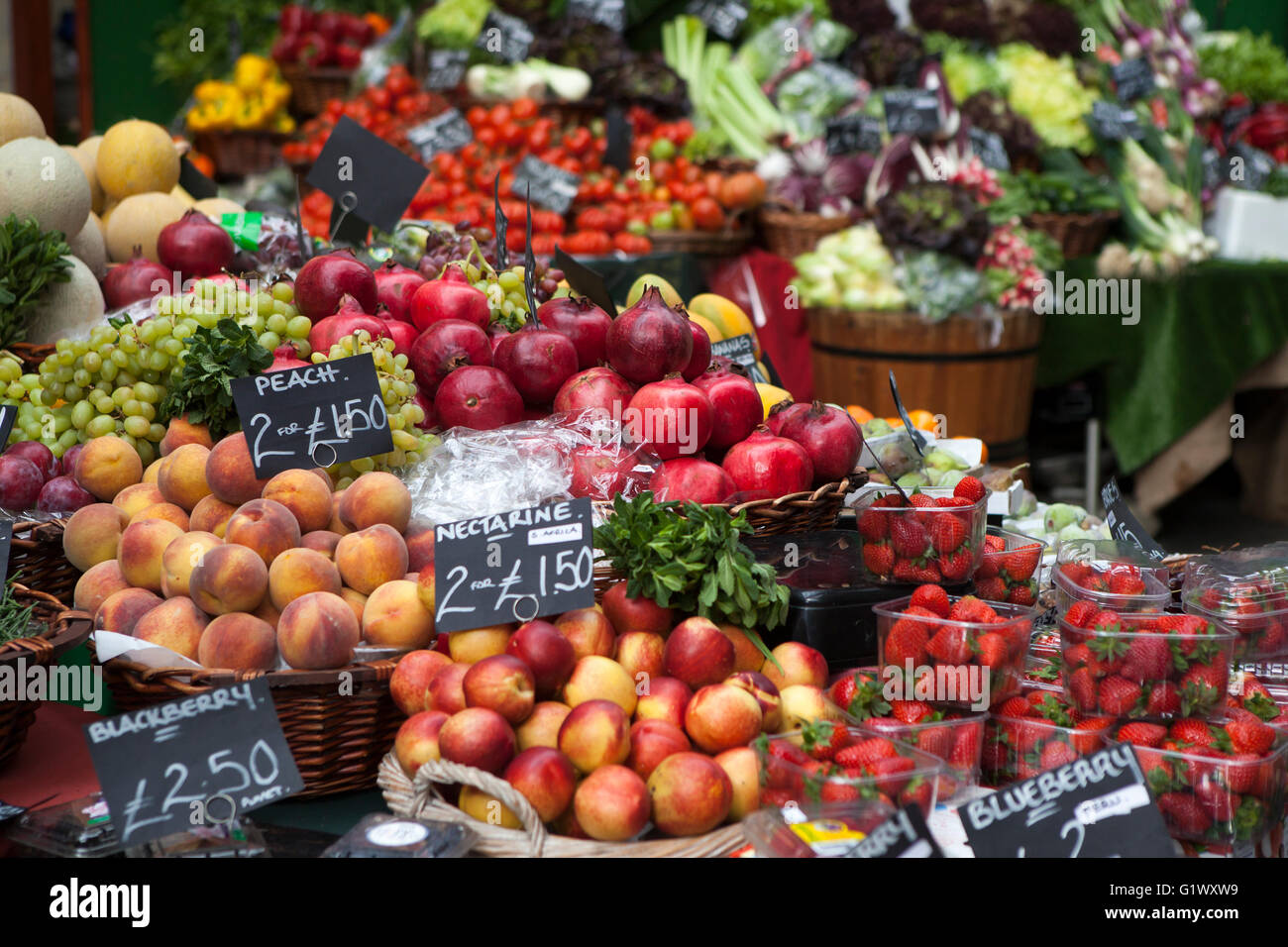 Fruits and vegetables at a farmers market Stock Photo - Alamy