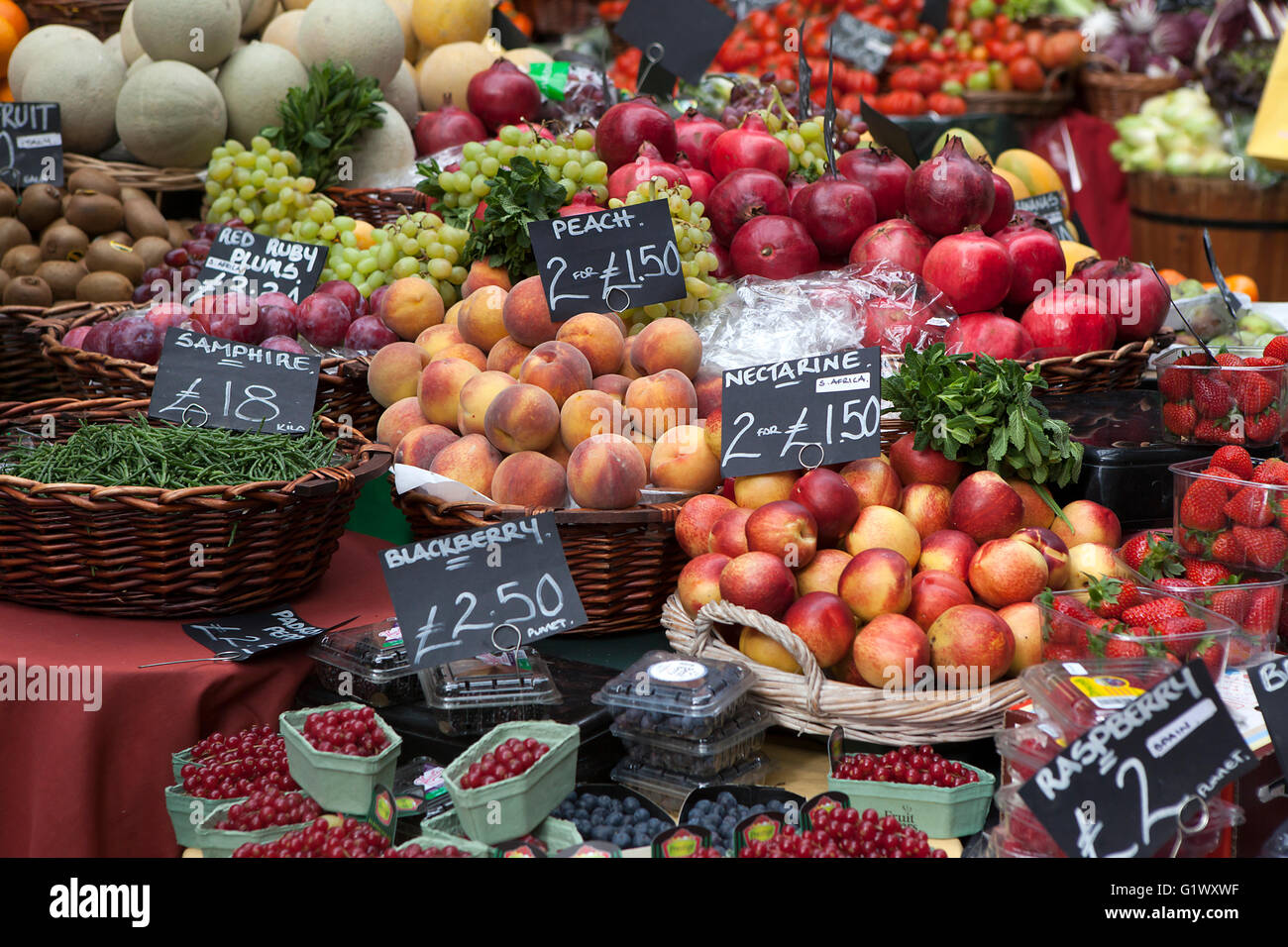 Fruits and vegetables at a farmers market Stock Photo - Alamy