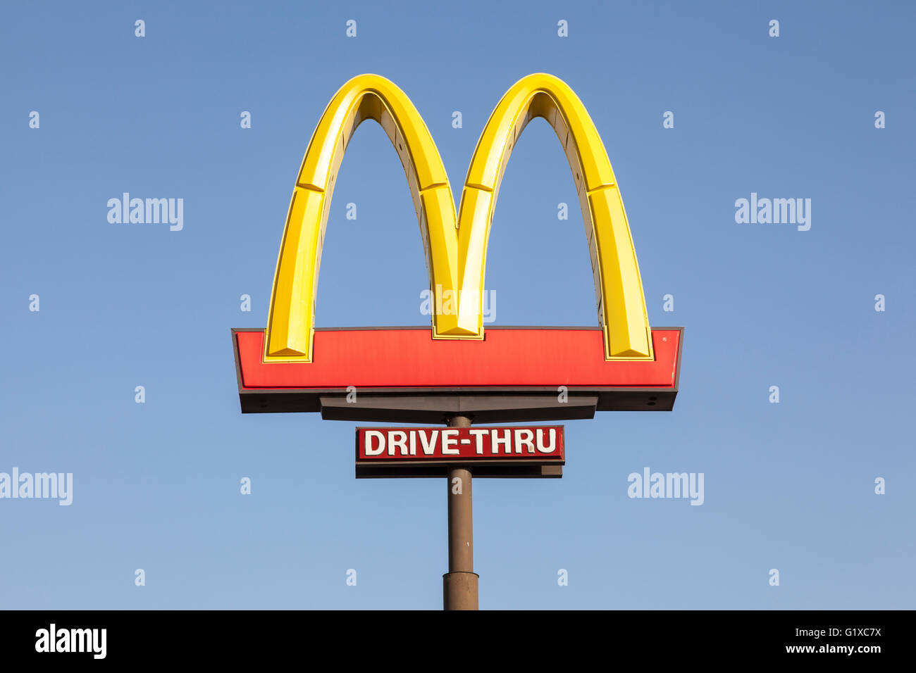 American fast food restaurant chain McDonalds Logo against blue sky. Fort Worth, Texas, USA Stock Photo