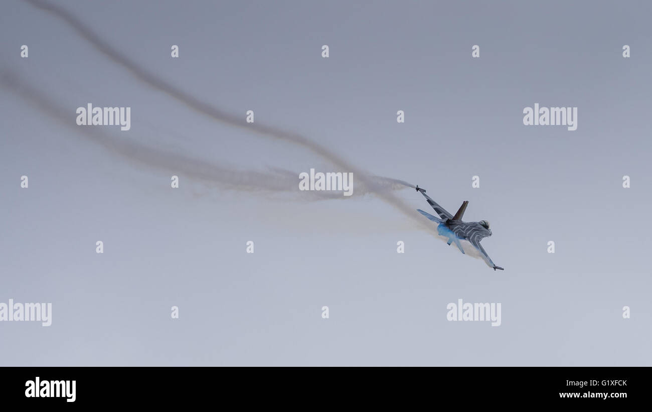 F16 fighter jet cockpit hi-res stock photography and images - Alamy
