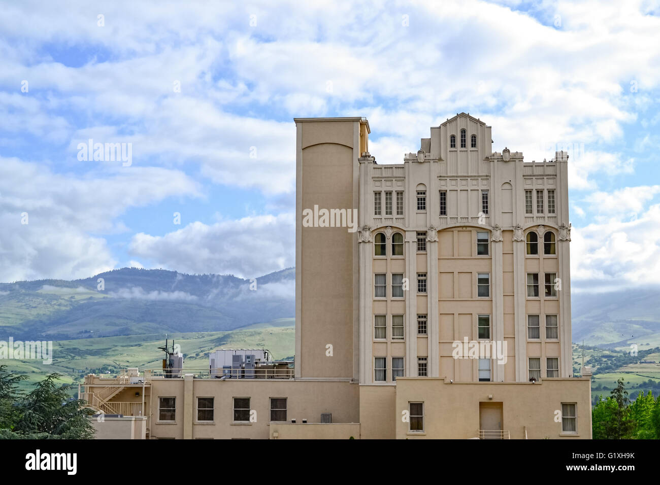 Ashland Springs Hotel from behind, with the cascade mountains in the