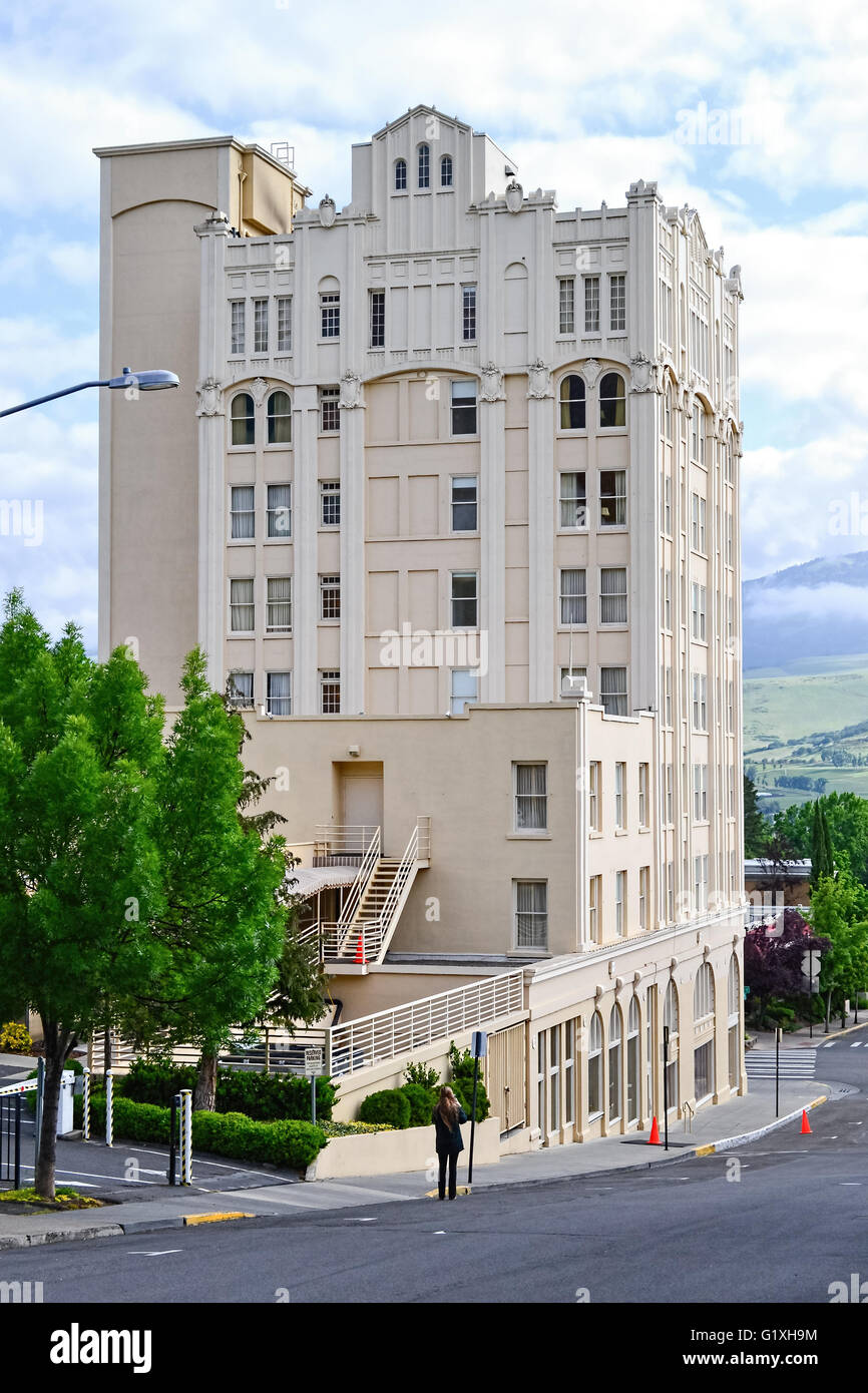 Tourist taking photo of Ashland Springs Hotel from behind, with the