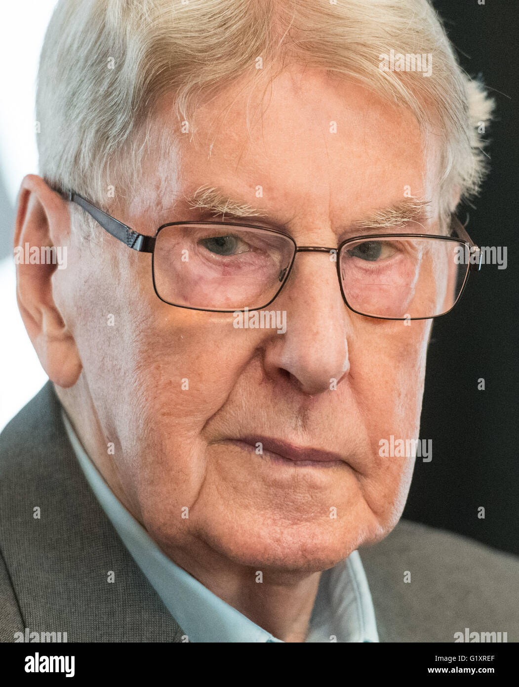 Detmold, Germany. 20th May, 2016. Defendant Reinhold Hanning attends a session of the trial against him, in Detmold, Germany, 20 May 2016. The 94-year-old World War II SS guard is facing a charge of being an accessory to at least 170,000 murders at Auschwitz concentration camp. Prosecutors state that he was a member of the SS 'Totenkopf' (Death's Head) Division and that he was stationed at the Nazi regime's death camp between early 1943 and June 1944. Photo: BERND THISSEN/dpa/Alamy Live News Stock Photo