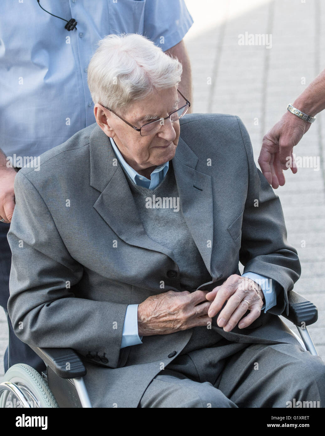 Detmold, Germany. 20th May, 2016. Defendant Reinhold Hanning arrives for a session of the trial against him, in Detmold, Germany, 20 May 2016. The 94-year-old World War II SS guard is facing a charge of being an accessory to at least 170,000 murders at Auschwitz concentration camp. Prosecutors state that he was a member of the SS 'Totenkopf' (Death's Head) Division and that he was stationed at the Nazi regime's death camp between early 1943 and June 1944. Photo: BERND THISSEN/dpa/Alamy Live News Stock Photo