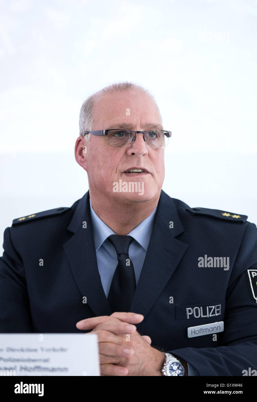 Hagen, Germany. 20th May, 2016. The head of the traffic departement of the police, Michael Hoffmann, speaks during a press conference after a car crash connected to an illegal car race the night befor in Hagen, Germany, 20 May 2016. Five people were severely injured in an accident which resulted from an illegal car race, some of which were not part of the race. Among them were two children. According to the police two cars were racing with one car driving on the opposing lane with high speed. Credit:  dpa picture alliance/Alamy Live News Stock Photo
