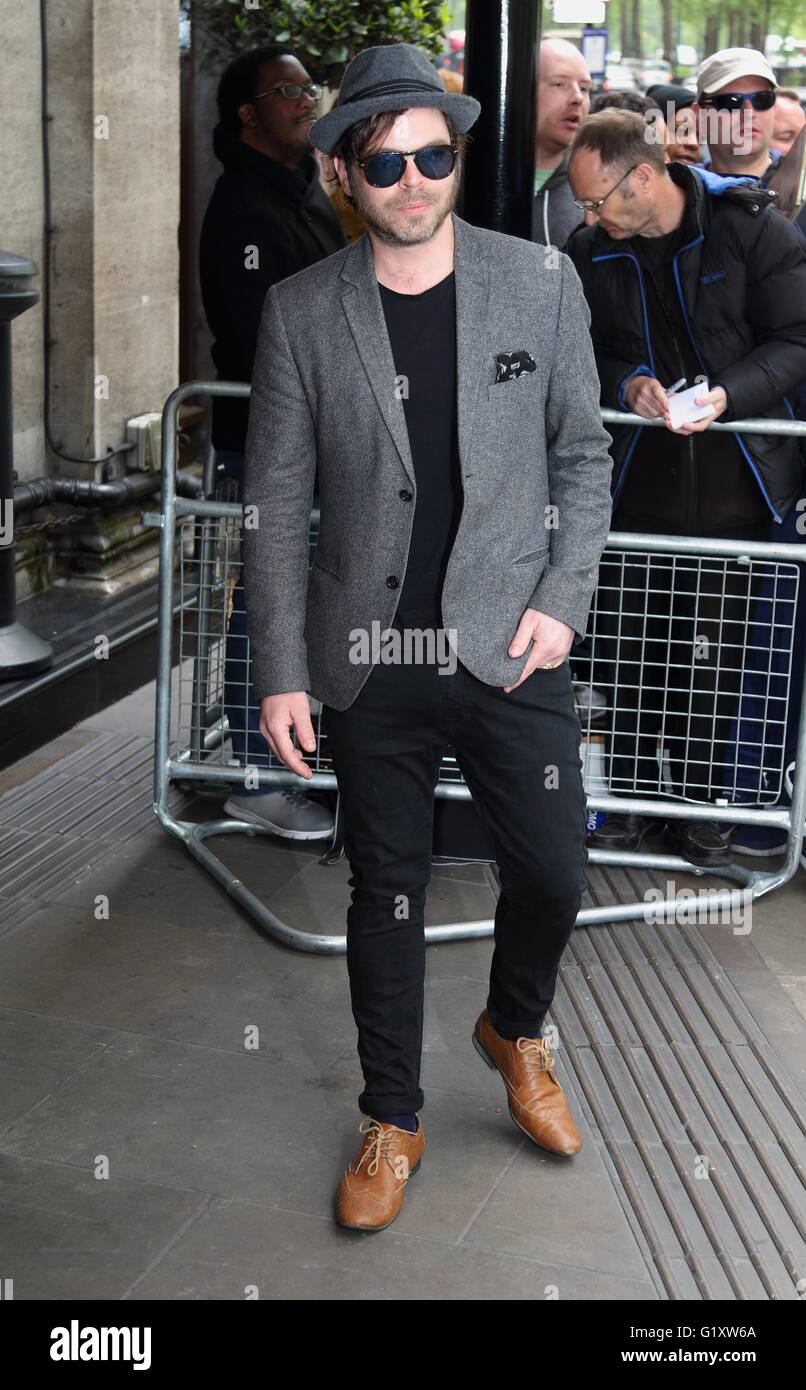 London, UK. Gaz Coombes at Ivor Novello Awards at the Grosvenor House Hotel, Park Lane, London on May 19th 2016. Ref: LMK73 -60315-200516 Keith Mayhew/Landmark Media.  WWW.LMKMEDIA.COM. Stock Photo