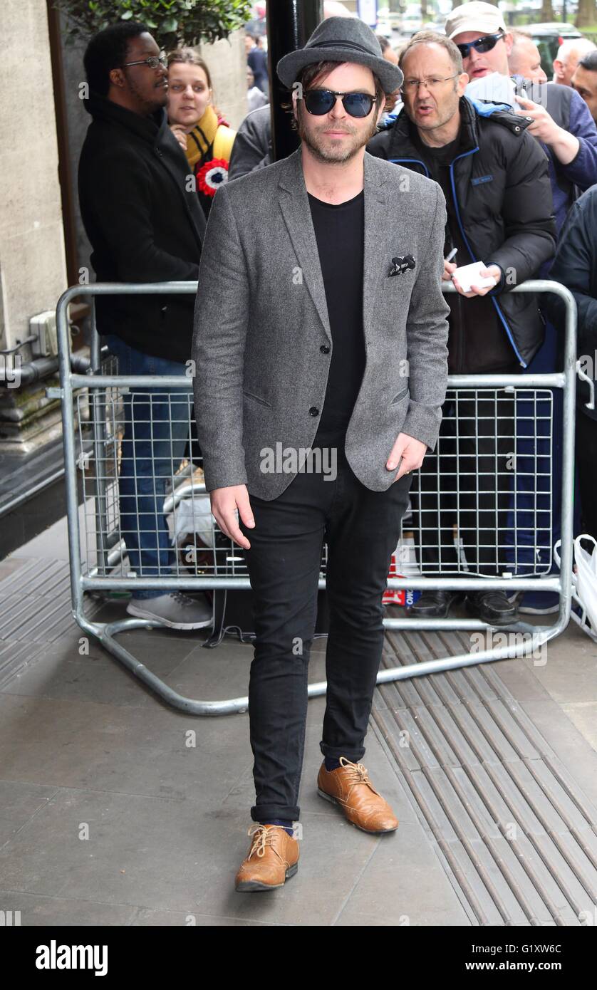 London, UK. Gaz Coombes at Ivor Novello Awards at the Grosvenor House Hotel, Park Lane, London on May 19th 2016. Ref: LMK73 -60315-200516 Keith Mayhew/Landmark Media.  WWW.LMKMEDIA.COM. Stock Photo