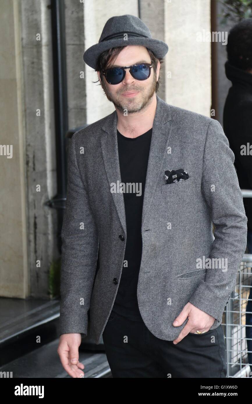 London, UK. Gaz Coombes at Ivor Novello Awards at the Grosvenor House Hotel, Park Lane, London on May 19th 2016. Ref: LMK73 -60315-200516 Keith Mayhew/Landmark Media.  WWW.LMKMEDIA.COM. Stock Photo