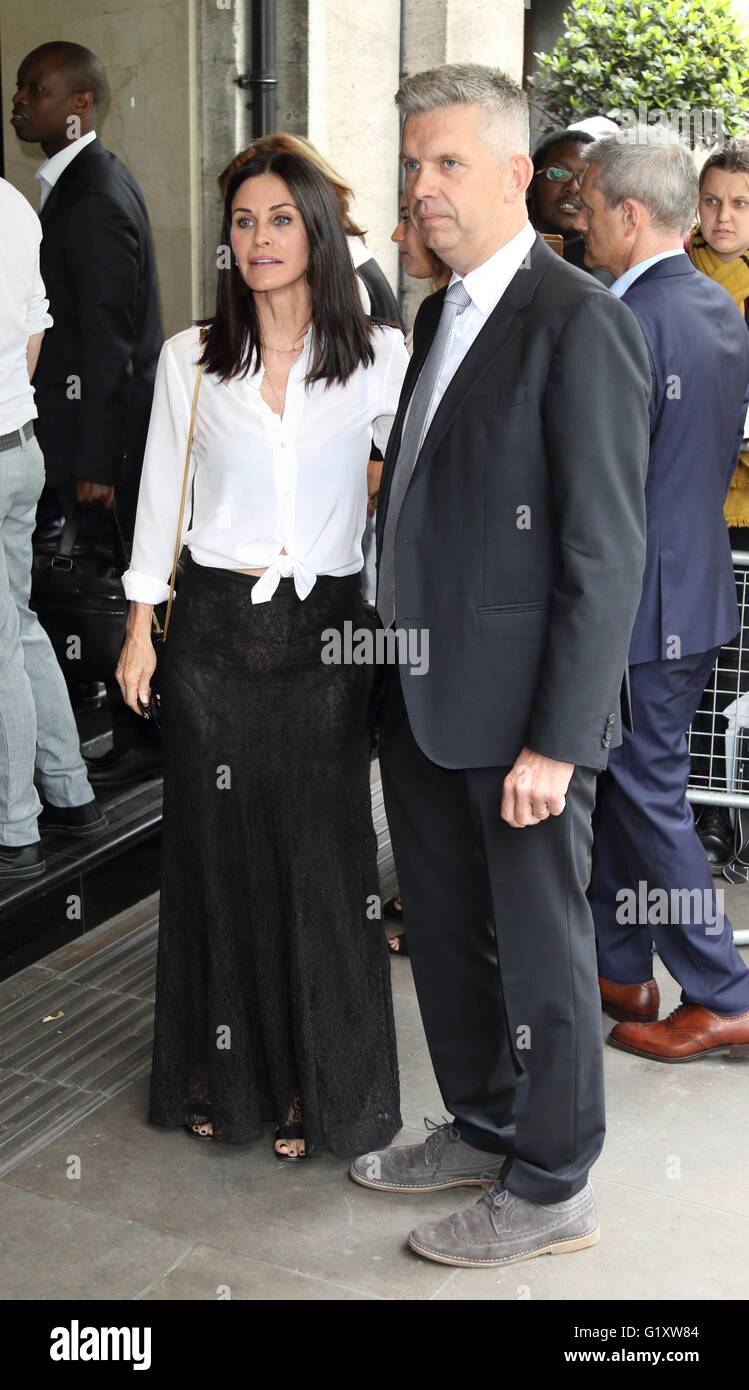 London, UK. Courteney Cox at Ivor Novello Awards at the Grosvenor House Hotel, Park Lane, London on May 19th 2016. Ref: LMK73 -60315-200516 Keith Mayhew/Landmark Media.  WWW.LMKMEDIA.COM. Stock Photo
