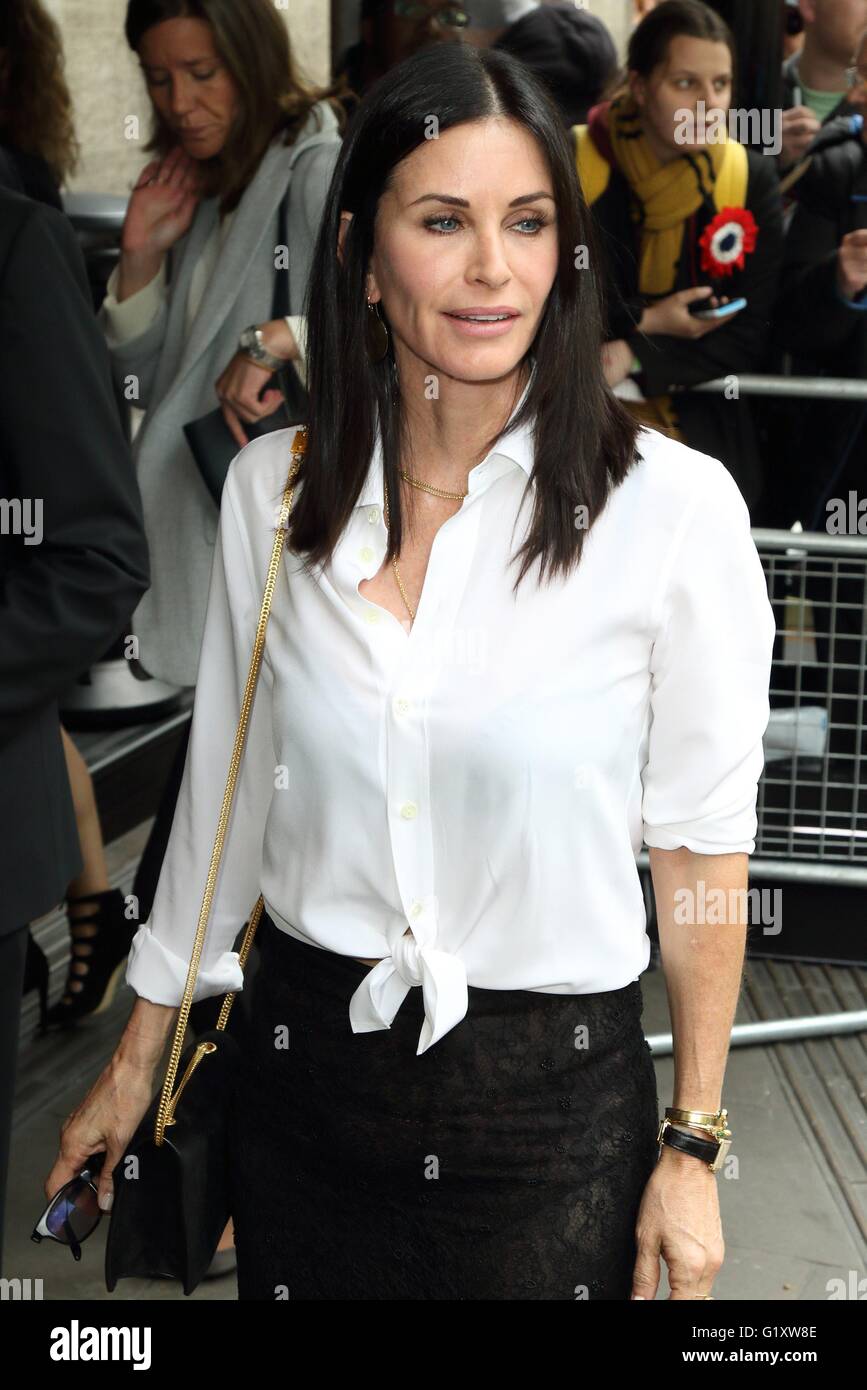 London, UK. Courteney Cox at Ivor Novello Awards at the Grosvenor House Hotel, Park Lane, London on May 19th 2016. Ref: LMK73 -60315-200516 Keith Mayhew/Landmark Media.  WWW.LMKMEDIA.COM. Stock Photo