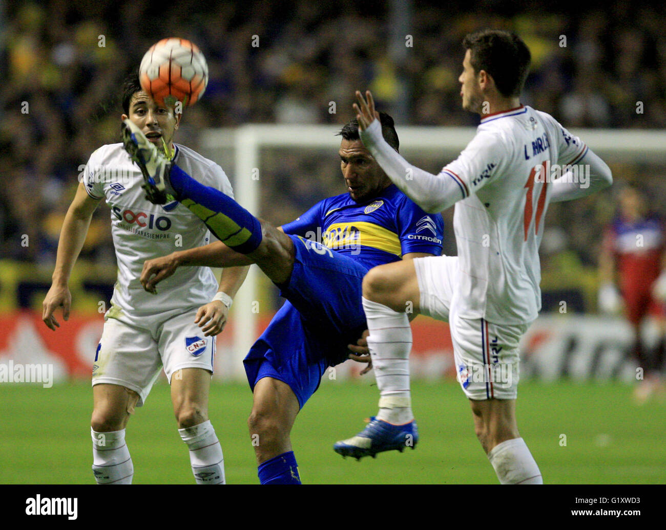 Buenos Aires, Argentina. 19th May, 2016. Andres Chavez (C) of Argentina's Boca Juniors vies with Jorge Fucile (L) and Leandro Barcia of Uruguay's Nacional during their second leg match of the quarterfinals of the Libertadores Cup in Buenos Aires, Argentina, on May 19, 2016. © Martin Zabala/Xinhua/Alamy Live News Stock Photo