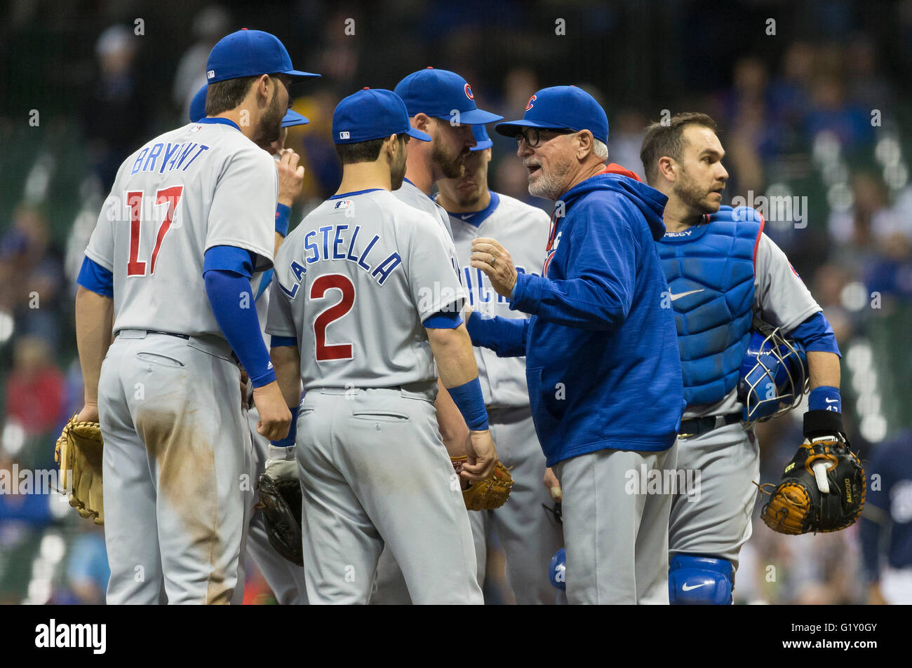 Milwaukee, WI, USA. 18th May, 2016. Chicago Cubs manager Joe Maddon #70 talks with his players during the Major League Baseball game between the Milwaukee Brewers and the Chicago Cubs at Miller Park in Milwaukee, WI. John Fisher/CSM/Alamy Live News Stock Photo