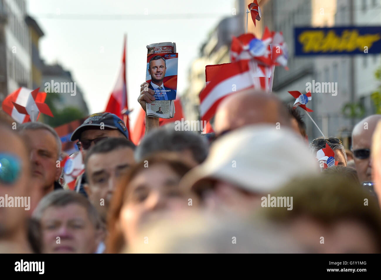 Vienna, Austria. 20th May, 2016. Supporters of Norbert Hofer, candidate for presidential elections of Austria's Freedom Party, participate in the final election campaign event in Vienna, Austria, May 20, 2016. Credit:  Qian Yi/Xinhua/Alamy Live News Stock Photo