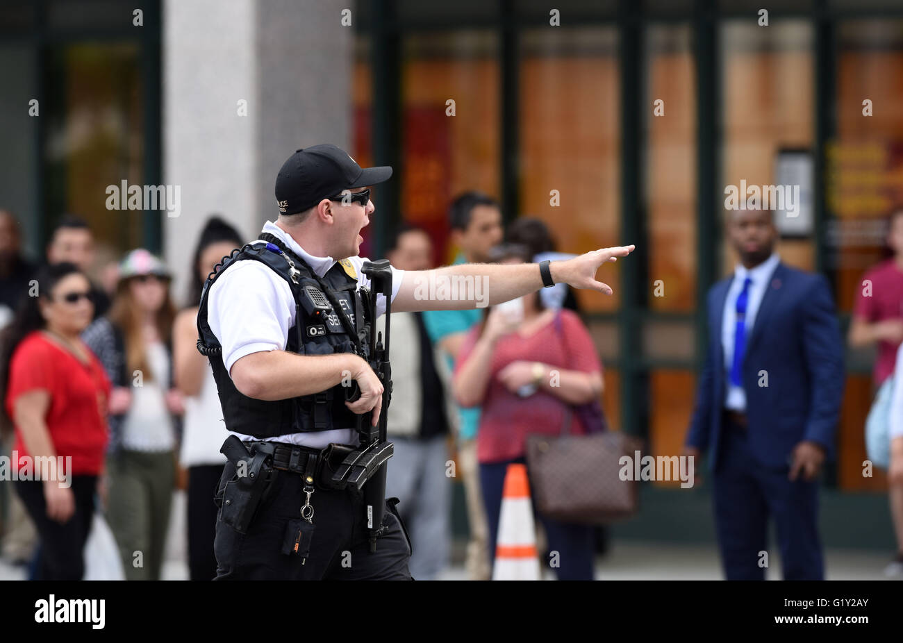 Washington D.C, USA. 20th May, 2016. A Secret Service agent disperses pedestrians after a man brandishing a weapon outside the White House grounds was shot down in Washington, DC, the United States, May 20, 2016. The man brandishing a weapon outside the White House grounds was shot down on Friday afternoon and now is taken into custody, a U.S. Secret Service official confirmed. Credit:  Yin Bogu/Xinhua/Alamy Live News Stock Photo