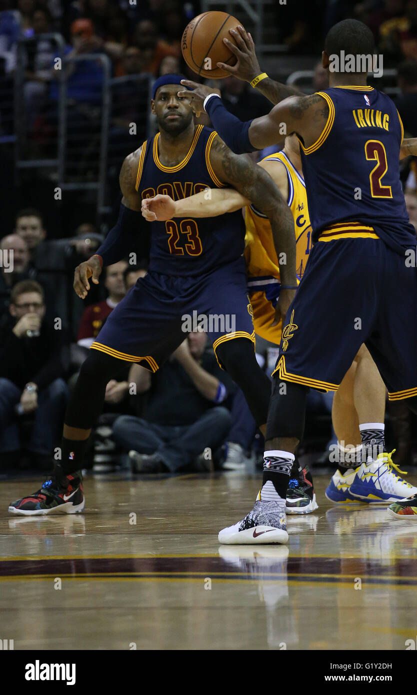 Cleveland, OH, USA. 18th Jan, 2016. CLEVELAND, OH - JANUARY 18, 2016: LeBron James of the Cleveland Cavaliers versus Steph Curry of the Golden State Warriors at Quicken Loans Arena on January 18, 2016 in Cleveland, OH. © Michael F. Mcelroy/ZUMA Wire/Alamy Live News Stock Photo