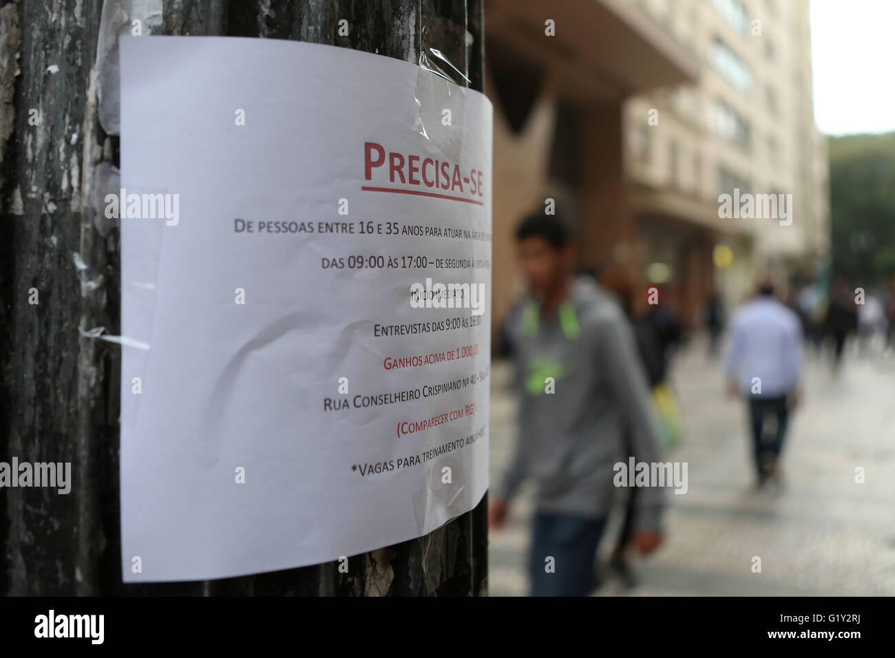 Sao Paulo, Brazil. 20th May, 2016. A job offer is seen on a post in Sao Paulo downtown, Brazil, May 20, 2016. According to the Brazilian Institute of Geography and Statistics, Brazil's unemployment rate rose to 10.9% in the first quarter of 2016. © Rahel Patrasso/Xinhua/Alamy Live News Stock Photo