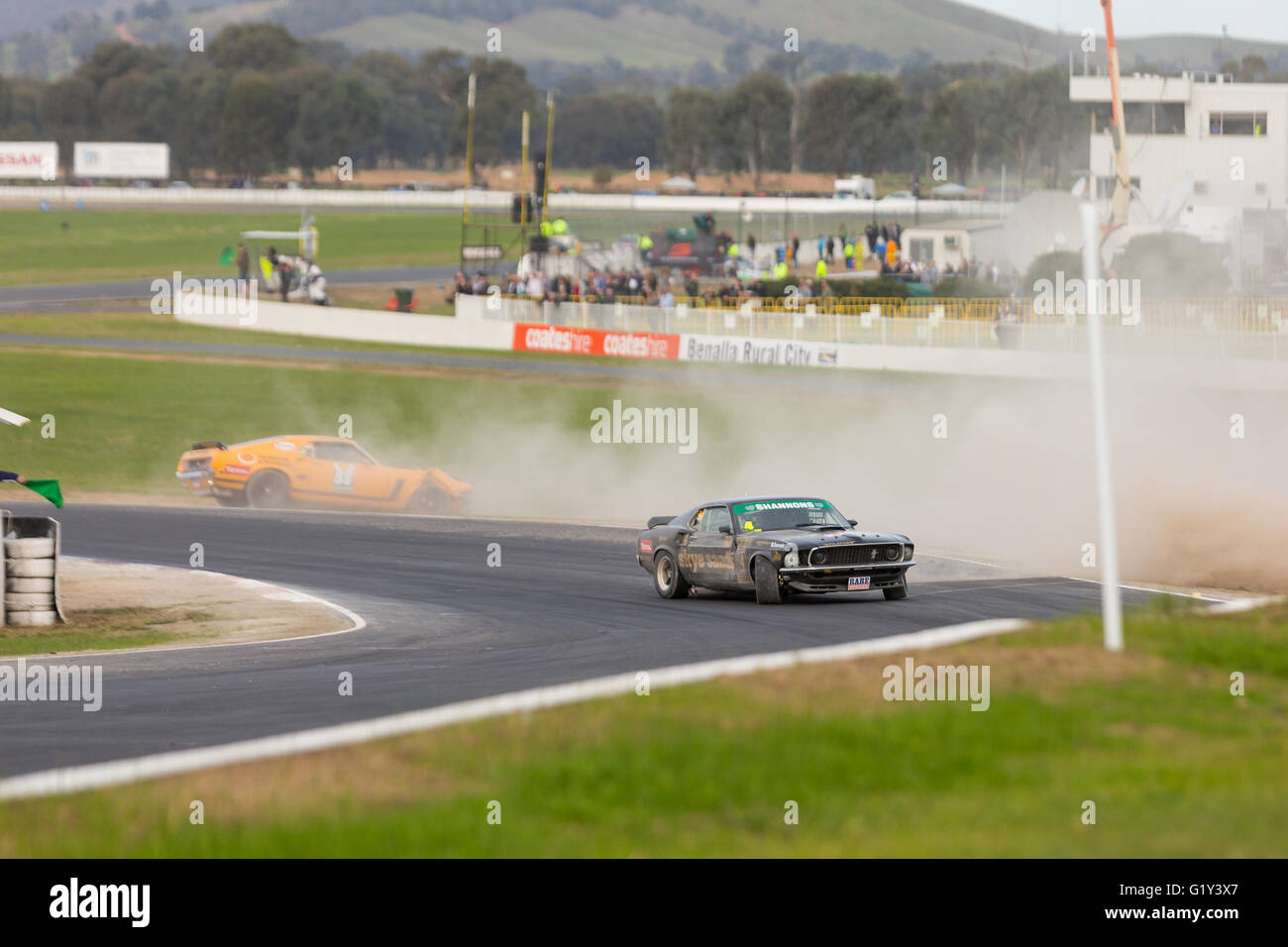 MELBOURNE, WINTON/AUSTRALIA, 20 MAY, 2016: Classic race cars battle it out at the Touring Car Masters Series, Round 3 at Winton. Credit:  David Hewison/Alamy Live News Stock Photo