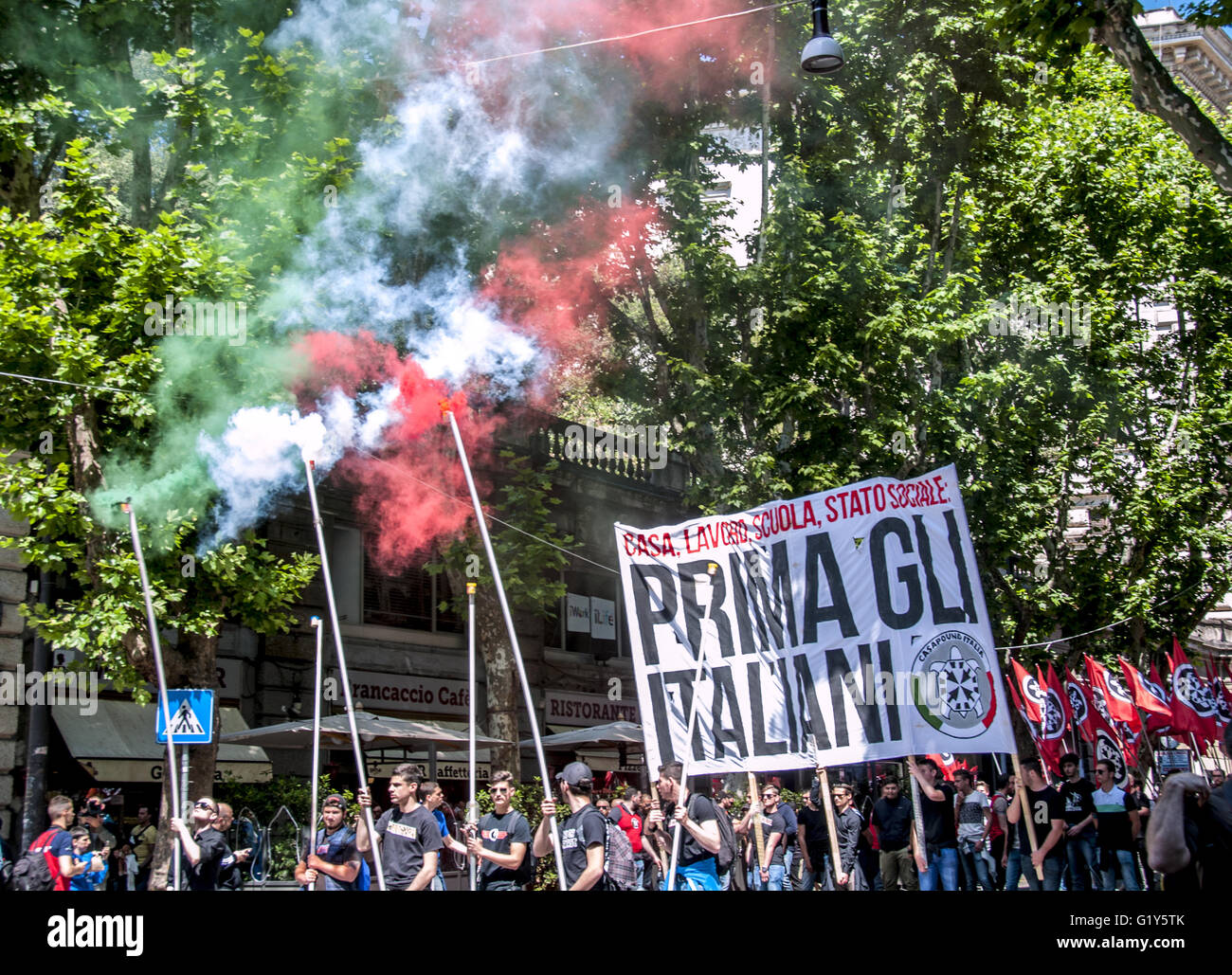 Rome, Italy. 21st May, 2016. The parade of neofascist organization CasaPound ideologue in memory of the French right, Dominique Venner. Protesters waved flags of Italy, France, Spain and Greek Golden Dawn movement in a nearby square to the path of the event, The ANPI (National Association of Italian Partisans) and other associations and antifascist committees had organized a counter-demonstration with a sit-in. Credit:  Patrizia Cortellessa/Pacific Press/Alamy Live News Stock Photo