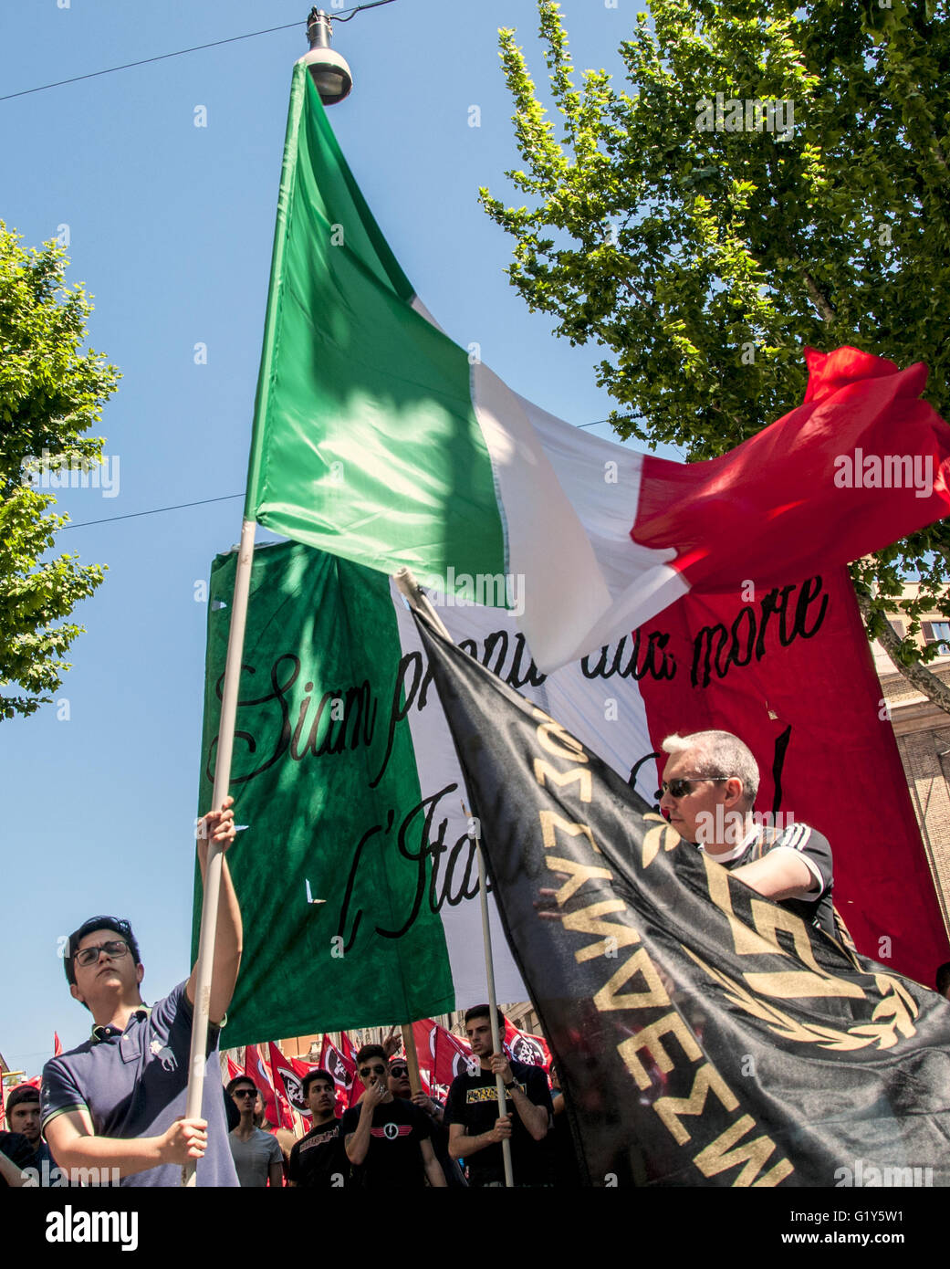 Rome, Italy. 21st May, 2016. The parade of neofascist organization CasaPound ideologue in memory of the French right, Dominique Venner. Protesters waved flags of Italy, France, Spain and Greek Golden Dawn movement in a nearby square to the path of the event, The ANPI (National Association of Italian Partisans) and other associations and antifascist committees had organized a counter-demonstration with a sit-in. Credit:  Patrizia Cortellessa/Pacific Press/Alamy Live News Stock Photo