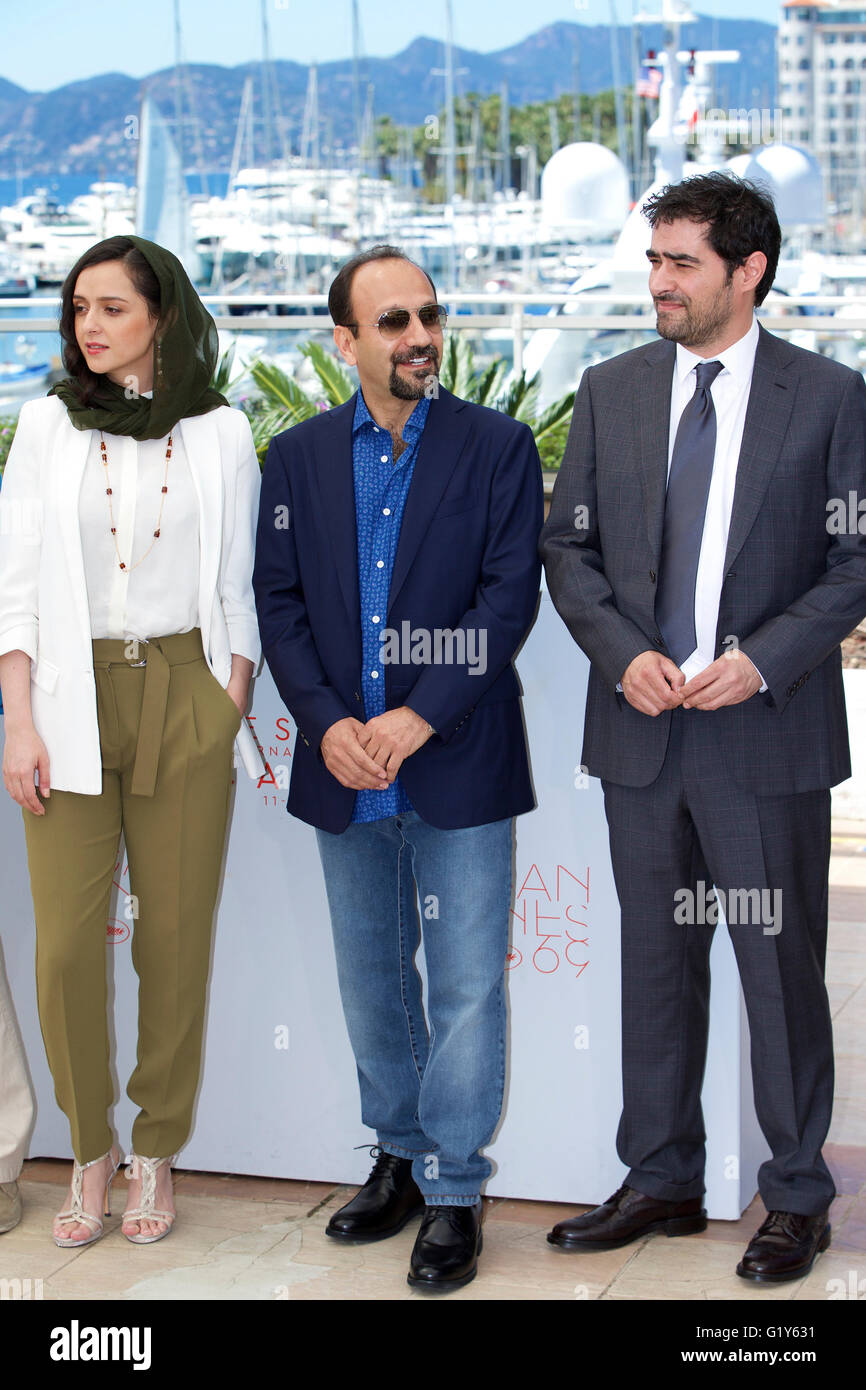 Cannes. 21st May, 2016. (From R to L) Iranian actor Shahab Hosseini, Iranian director Asghar Farhadi and Iranian actress Taraneh Alidoosti pose on May 21, 2016 during a photocall for the film 'The Salesman (Forushande)' at the 69th Cannes Film Festival in Cannes, southern France. Credit:  Jin Yu/Xinhua/Alamy Live News Stock Photo