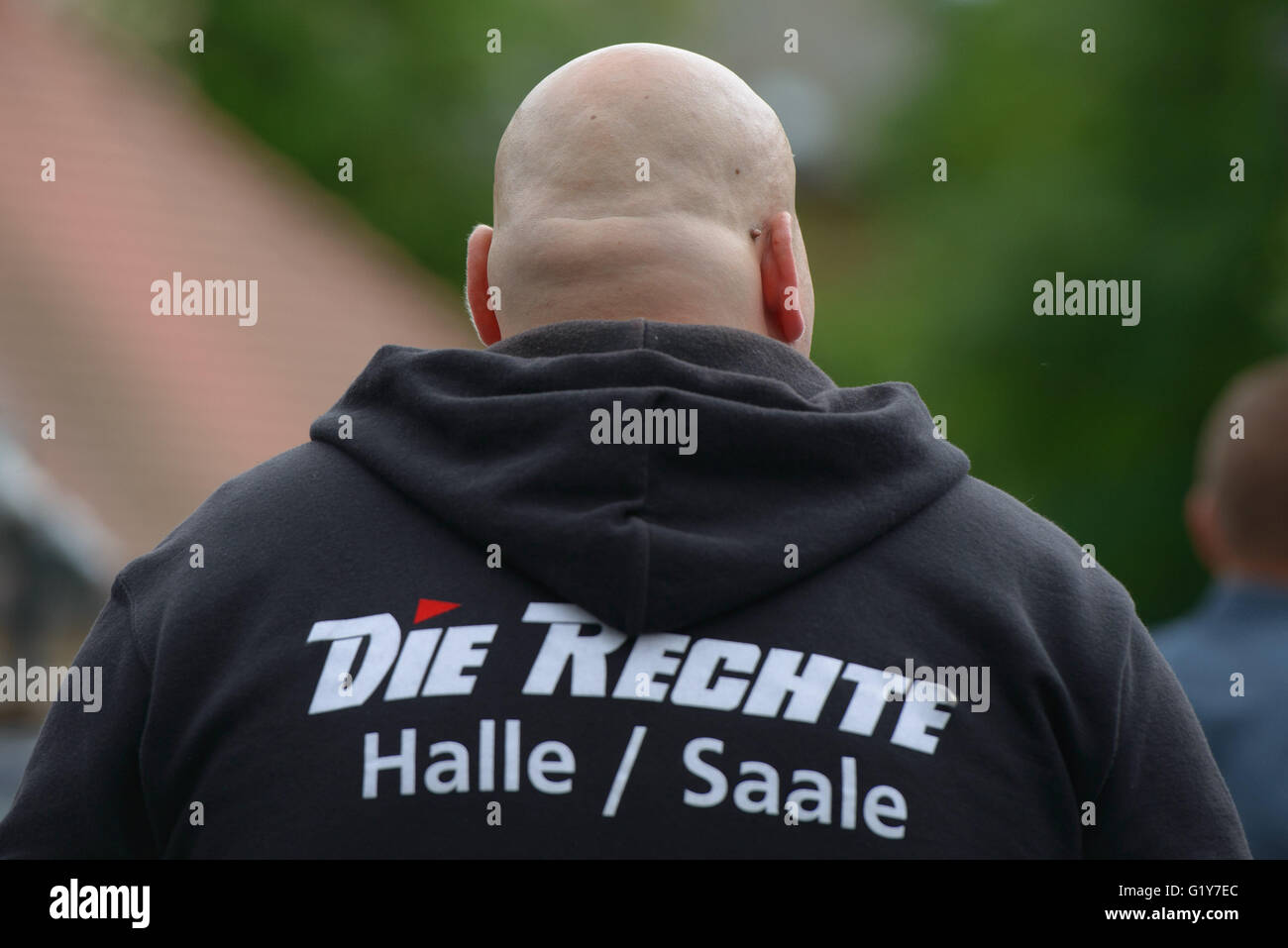 Weimar, Germany. 21st May, 2016. A participant of Thuegida march is wearing a hooded jumper that reads 'Deutschland zuerst - Invasoren stoppen' ('Germany first - stop invaders) above a logo of the party The Right in Weimar, Germany, 21 May 2016. About 30 people took part in a rally of right-wing alliance Thuegida on Saturday. The participation recorded in the counter-demonstrations were nearly ten times higher according to police information. Photo: Candy Welz/dpa/Alamy Live News Stock Photo