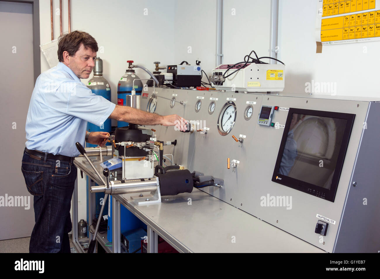 Geologist Prof. Dr. Ulrich Schreiber at the highpressure apparatus