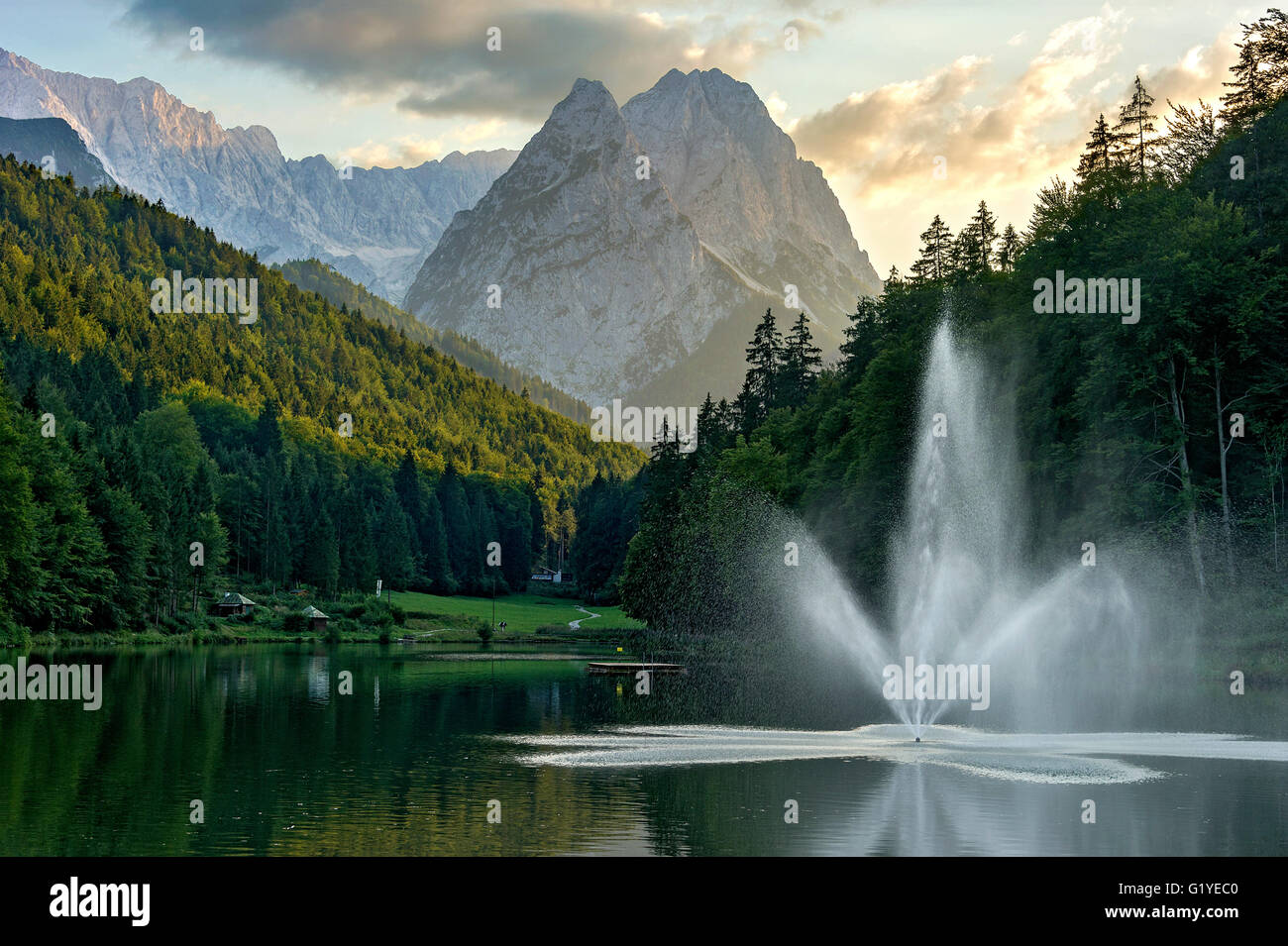 Rießersee with fountain, mountains Schwarzkopf, Middle and Inner Höllentalspitze, Front and Big Waxenstein, Riez Stock Photo