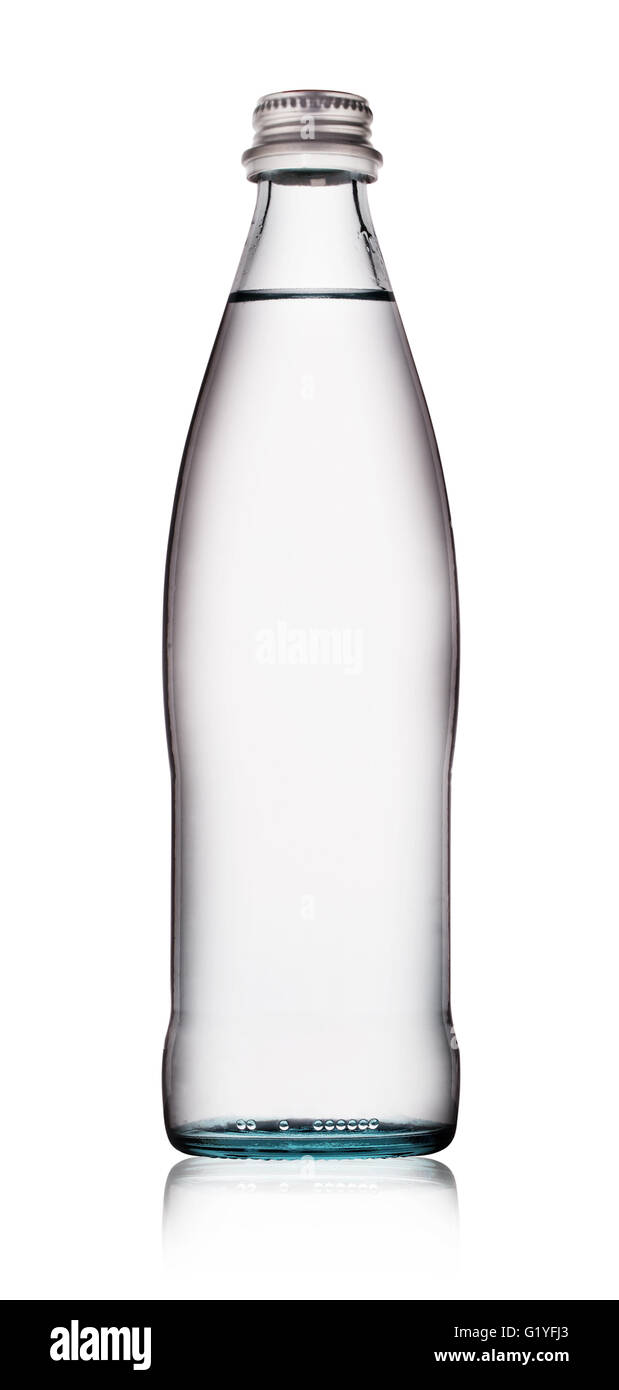 В бутылки стекает вода. Стеклянная бутылка для воды. Вода в стеклянной бутылке на белом фоне. Стеклянная бутылка от воды. Белое стекло бутылки.