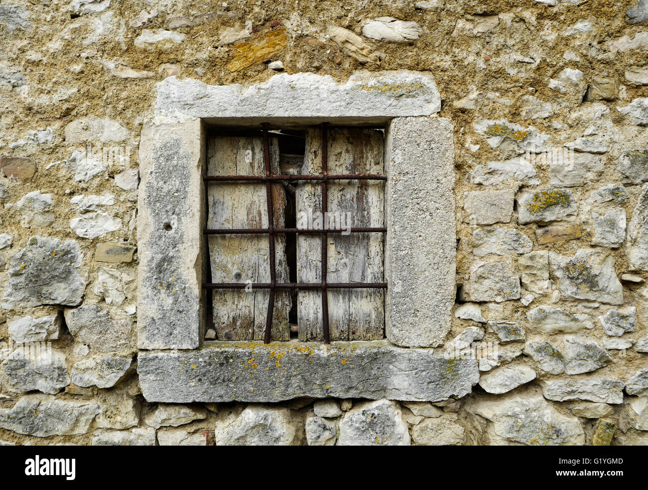 Old stone house wall hi-res stock photography and images - Alamy